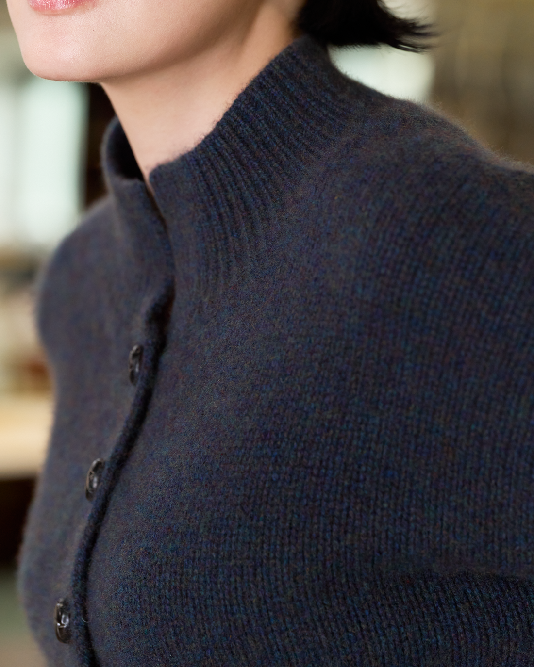 “柔軟偏愛 A Soft Spot • 暖丹寧 Warm Denim” 義大利頂級紗線 100% Cashmere 絨柔細針針織外套