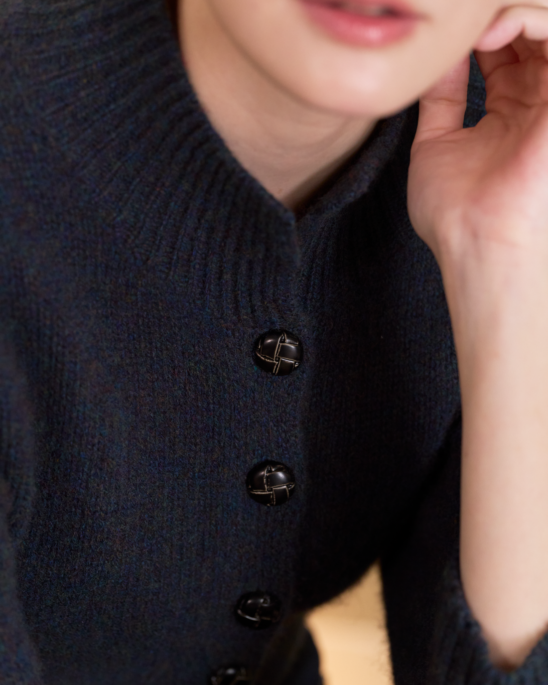 “柔軟偏愛 A Soft Spot • 暖丹寧 Warm Denim” 義大利頂級紗線 100% Cashmere 絨柔細針針織外套