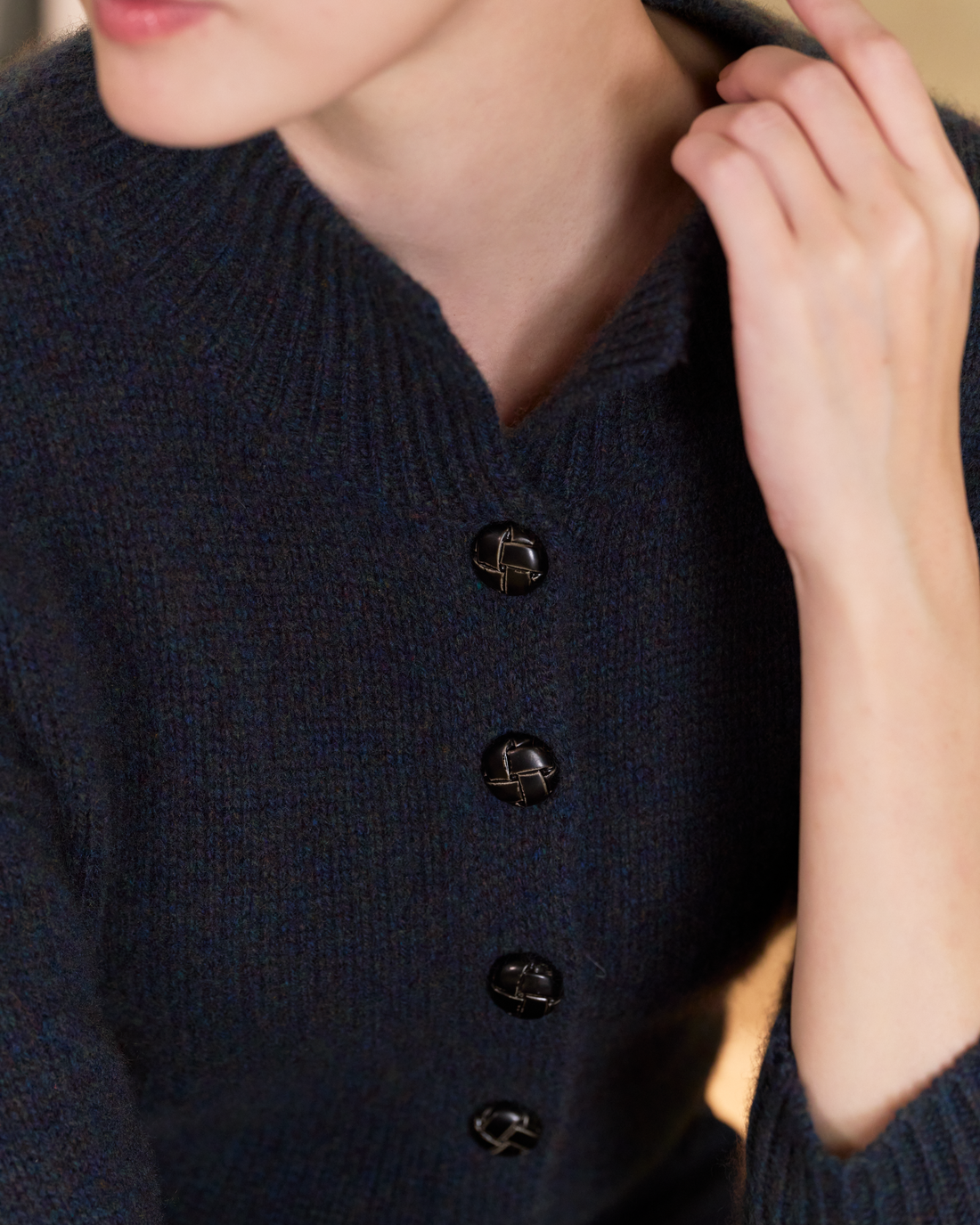 “柔軟偏愛 A Soft Spot • 暖丹寧 Warm Denim” 義大利頂級紗線 100% Cashmere 絨柔細針針織外套