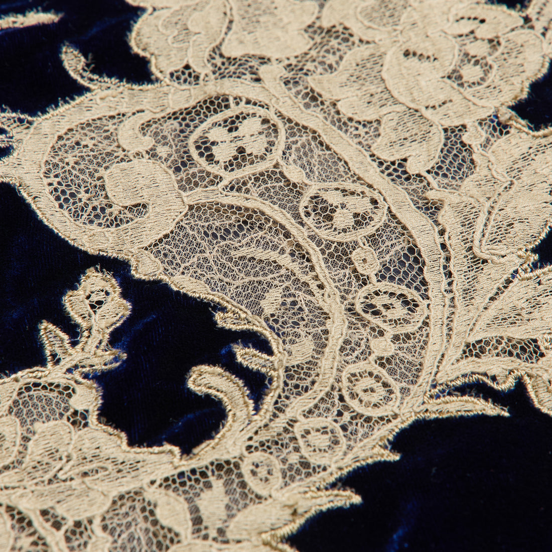 “Quiet Mastery”法國高級訂製藤花蕾絲絲絨細肩背心—Grand Manor古典莊園