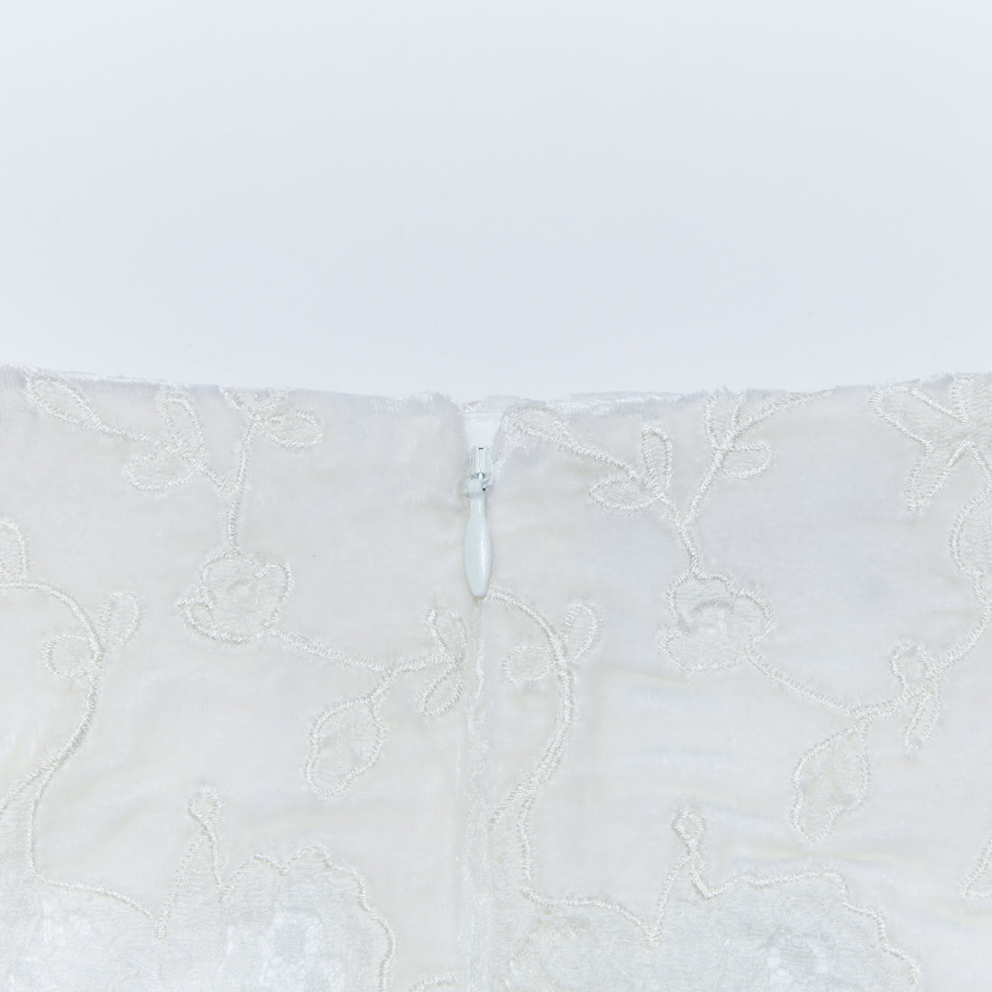 “Quiet Mastery”法國高級訂製藤花蕾絲鉛筆裙—Notting Mist 諾丁晨霧