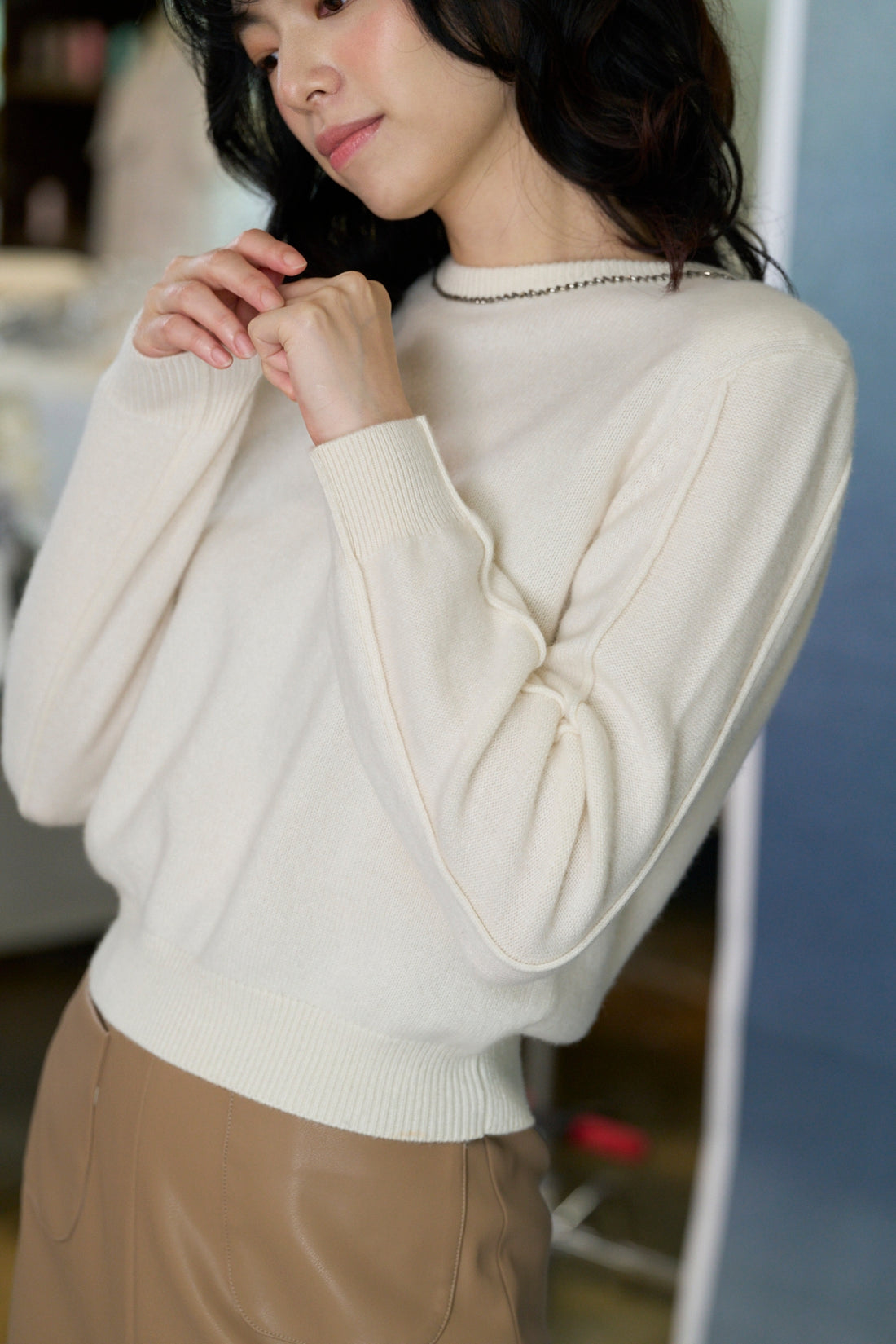 “盛裝慢行 Elegance Unhurried • 象牙白 Ivory” 100% Cashmere 手工珠繡圓領針織墊肩上衣