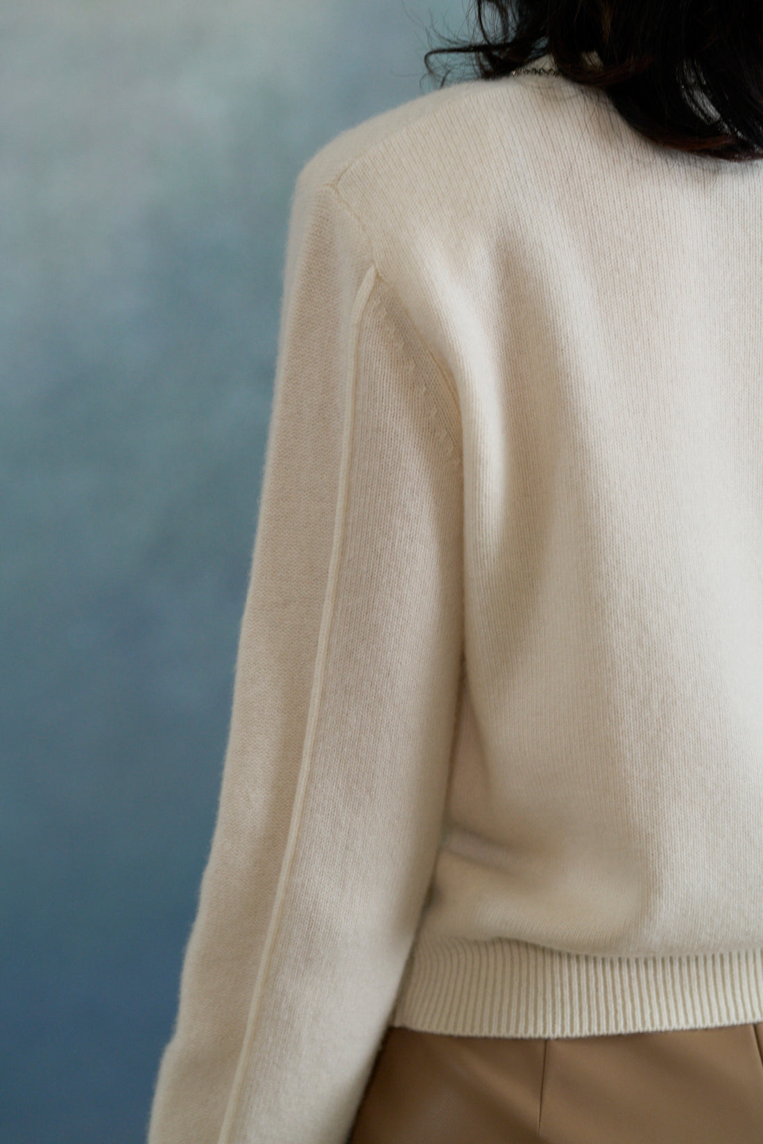 “盛裝慢行 Elegance Unhurried • 象牙白 Ivory” 100% Cashmere 手工珠繡圓領針織墊肩上衣