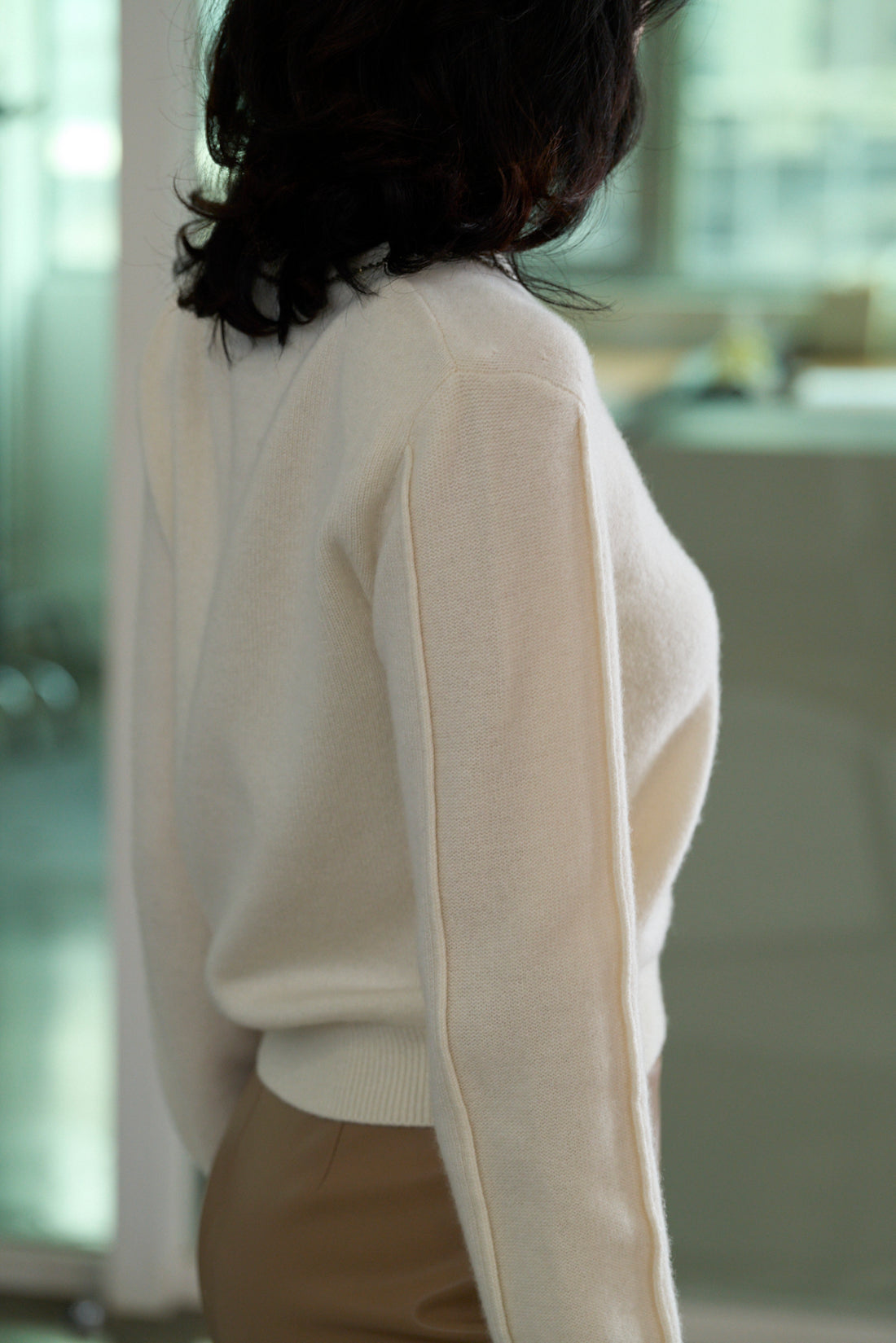 “盛裝慢行 Elegance Unhurried • 象牙白 Ivory” 100% Cashmere 手工珠繡圓領針織墊肩上衣