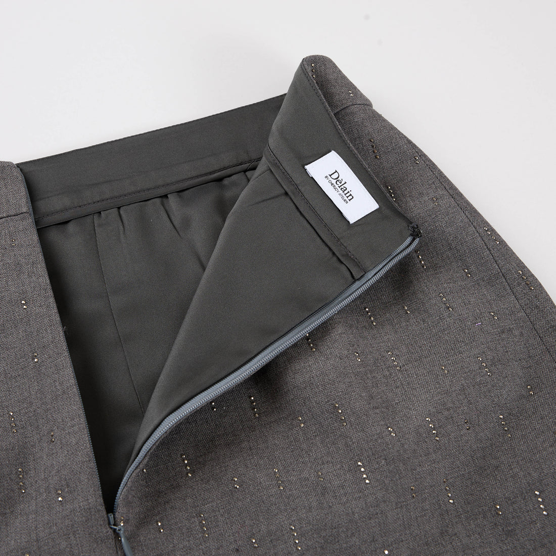 "Speak Sleek." 義大利手工鑽飾工藝鉛筆裙—Silverfall Grace銀光漫落
