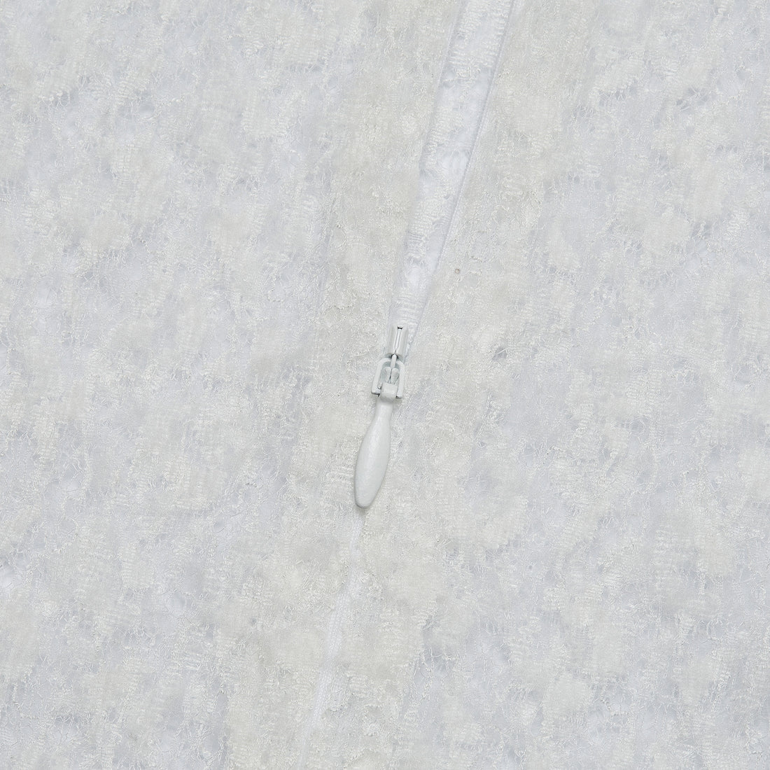 “Quiet Mastery”義大利極細霧絨絮花蕾絲長袖上衣—Downlight Reverie銀雪漫舞