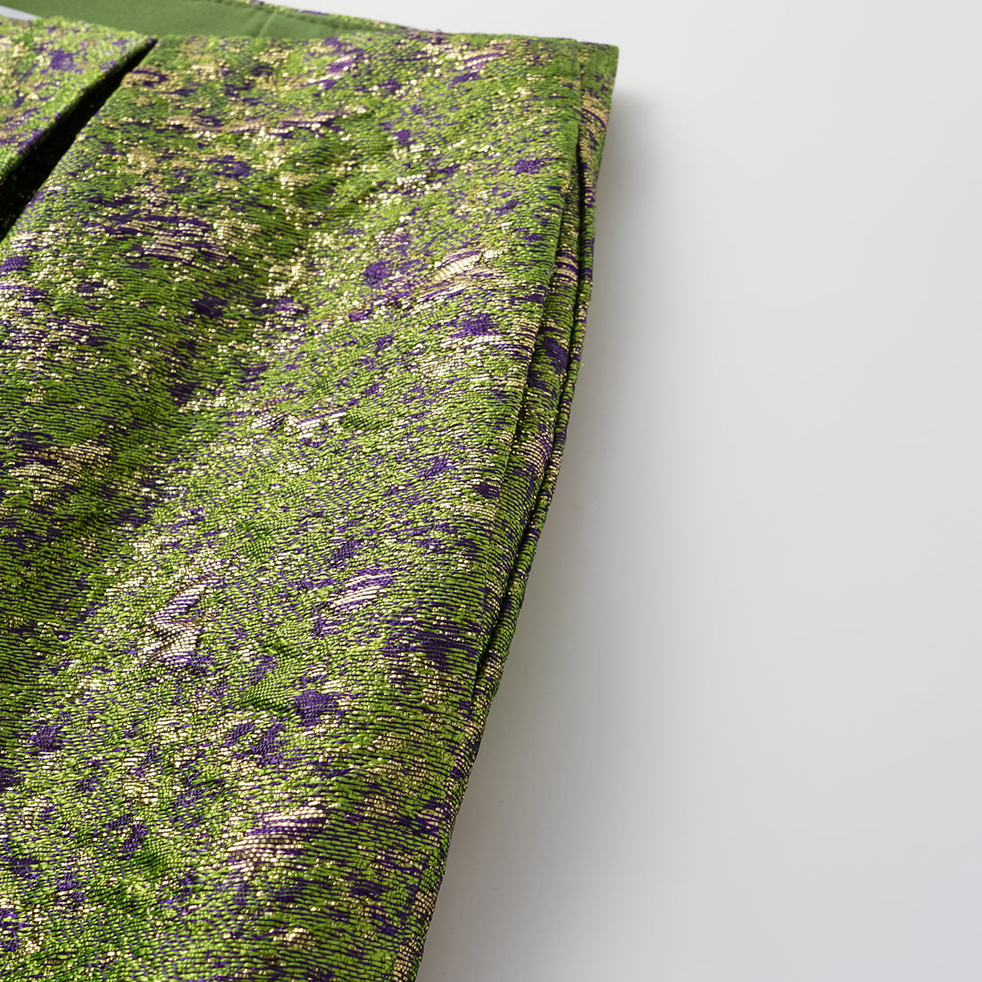"Imperial Garden Teatime" Italian 3D Jacquard Shorts - Pearl Dotted Jade Ink