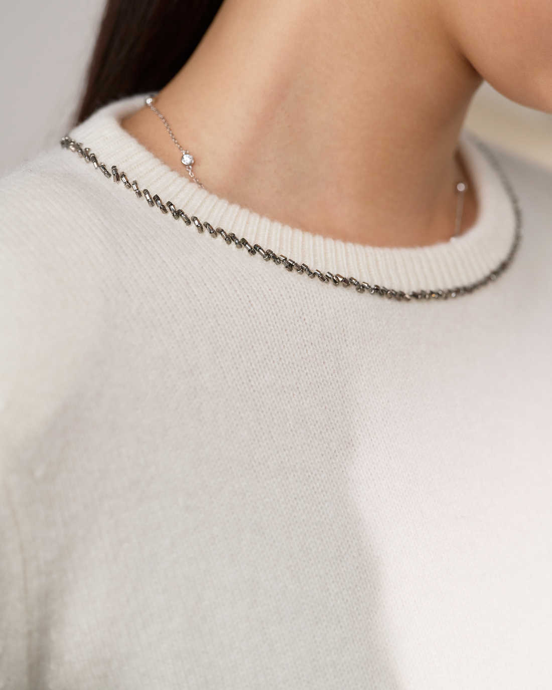 “盛裝慢行 Elegance Unhurried • 象牙白 Ivory” 100% Cashmere 手工珠繡圓領針織墊肩上衣 1