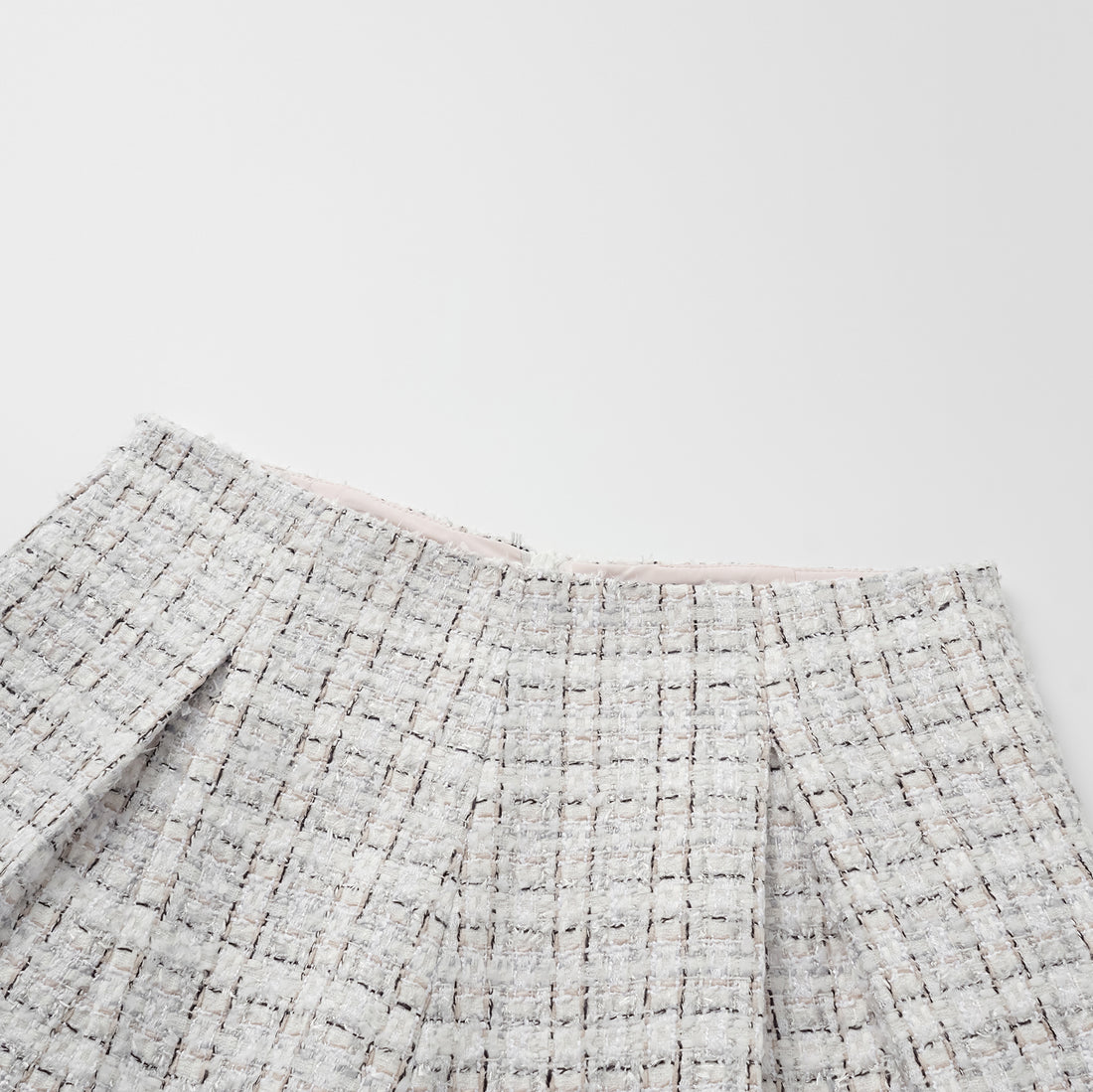 "Chelsea Citywalk." Tweed shorts—Blanc