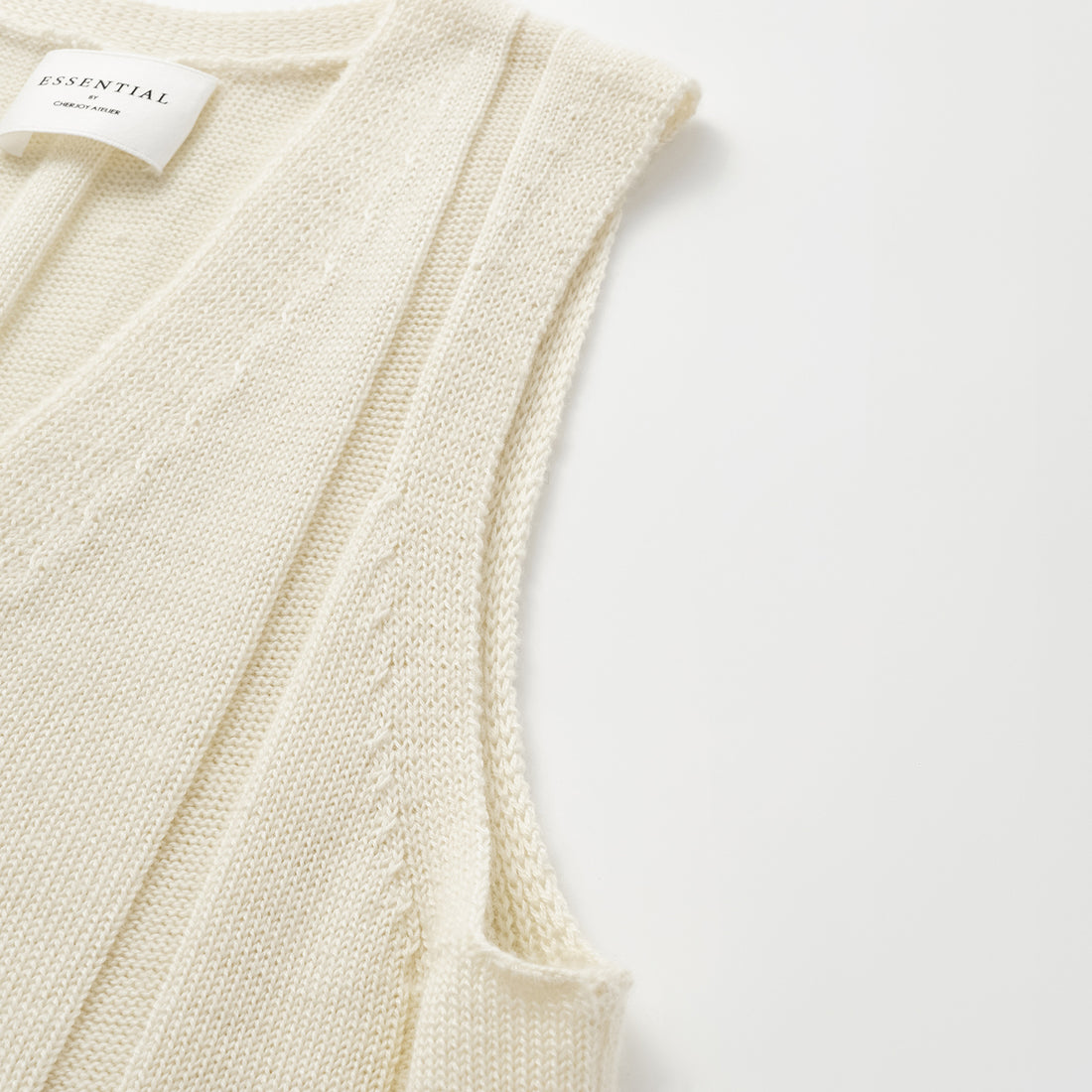 "Autumn Diary" 100% Cashmere V-neck vest - Milk