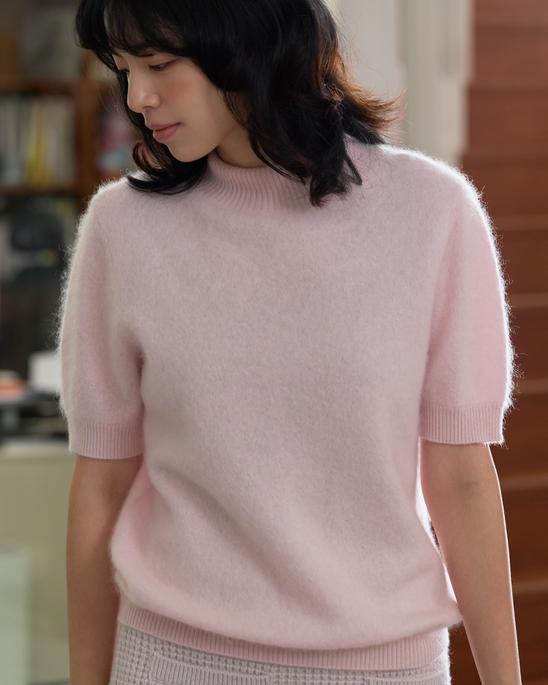 “一襲柔光 A Soft Halo • 棉花蜜粉 Cotton Blush” 100% Cashmere 極細絨柔梳纖工藝立領五分袖上衣