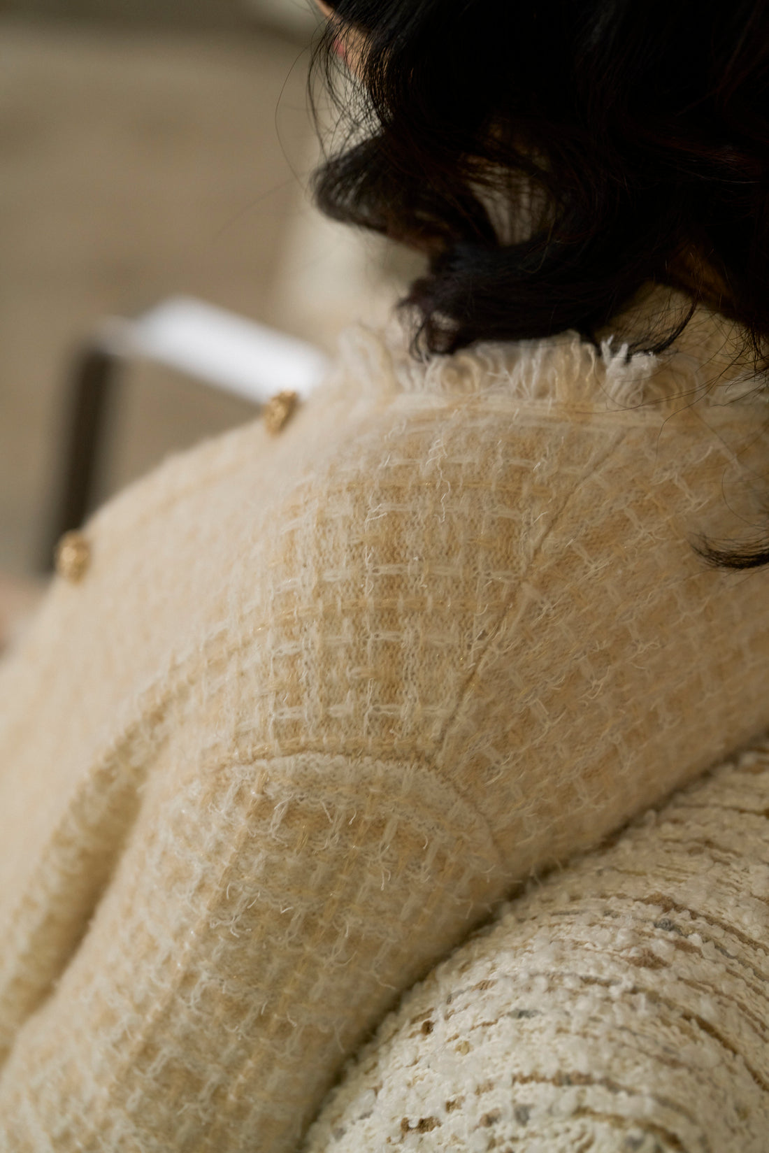 “花呢柔想 Tweed Reverie • 沙金微暈 Sable Lumière” 真絲 Cashmere 格織肌理流蘇針織外套-模特側背面穿搭,格織肌理與流蘇