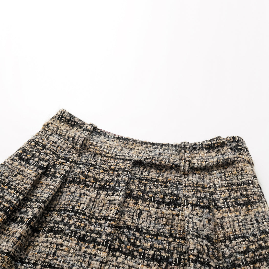 “Knightsbridge citywalk.” Tweed shorts – camel/black