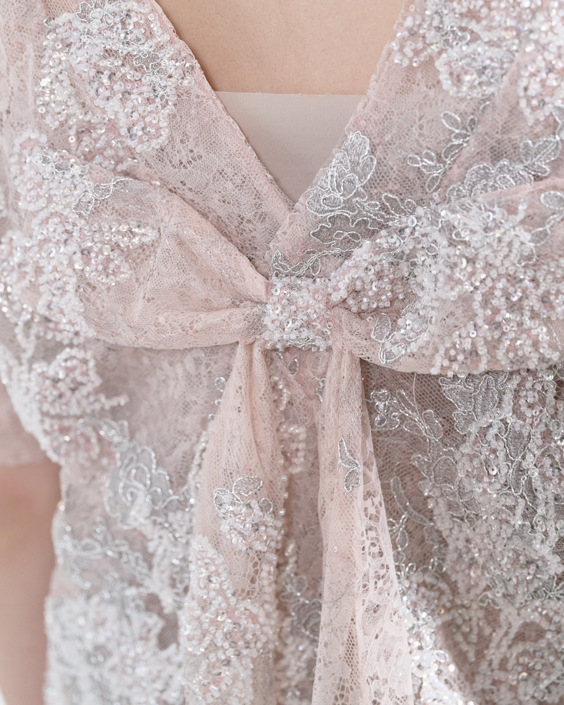 “The Gilded Hour”銀絲花影珠繡蝴蝶結上衣—Peony 芍藥