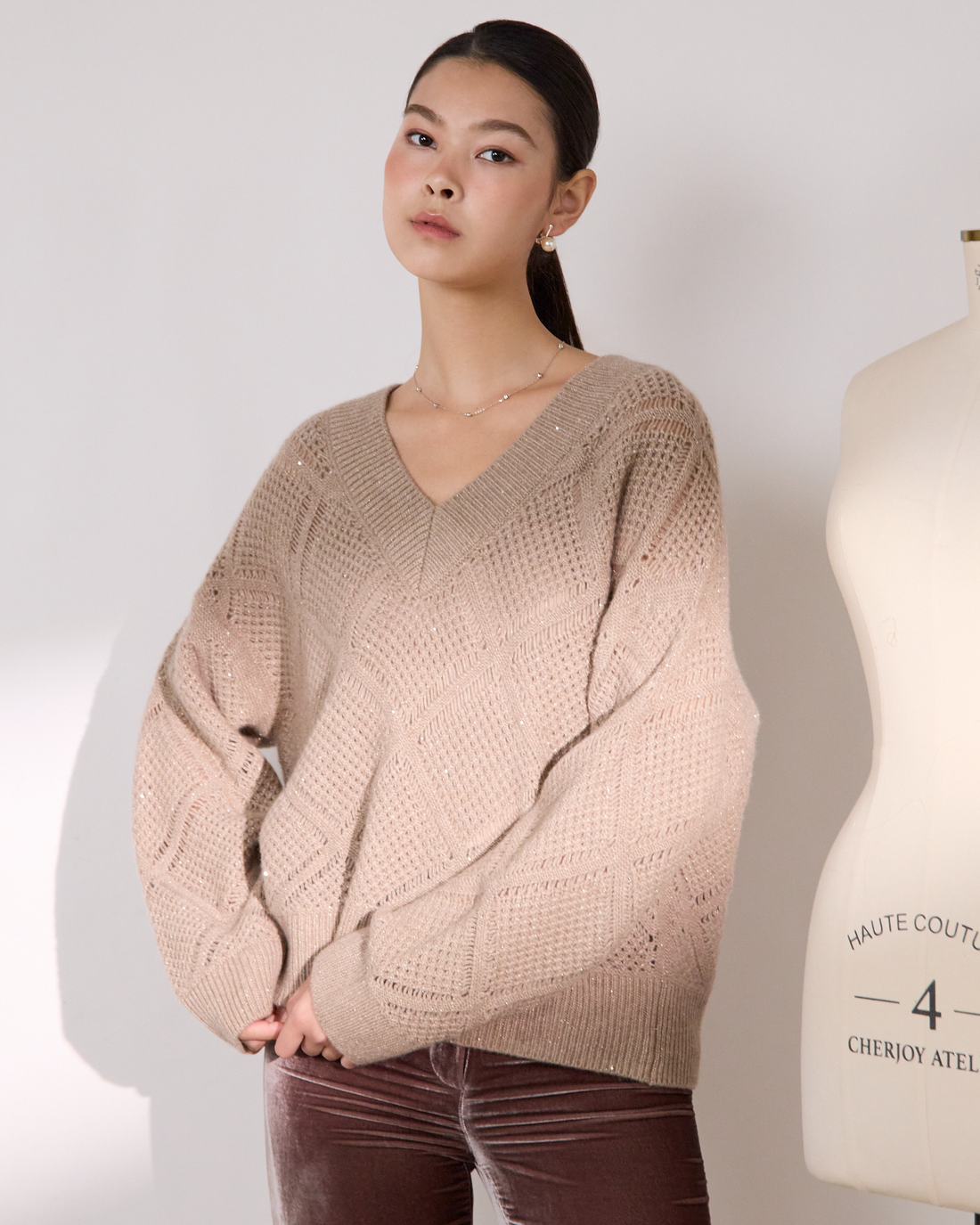 “星鑽鏤織 • Sand Beige 暖沙”100% Cashmere V 領針織上衣 1