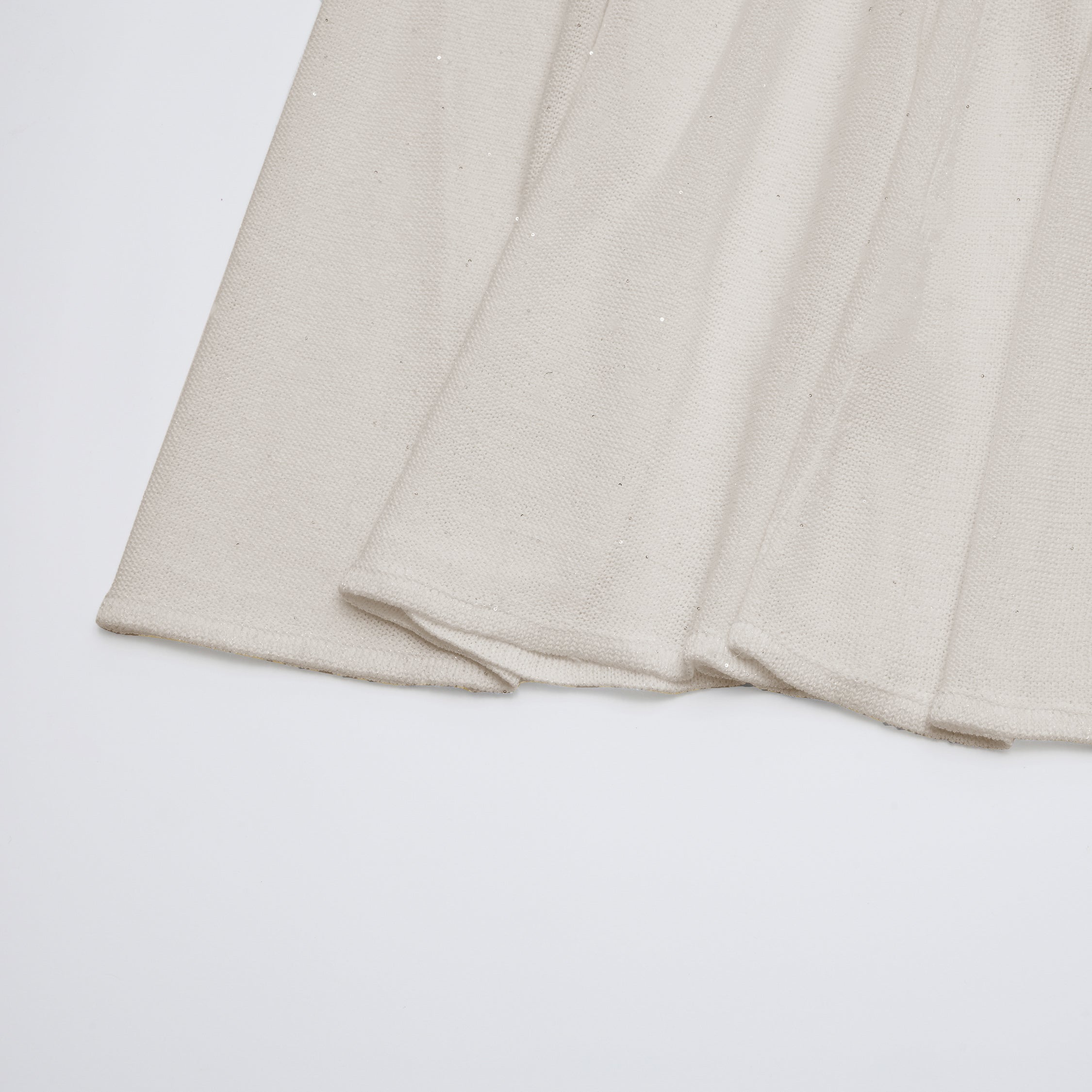 “Spring Diary”真絲長絨棉細針柔感星點針織裙—Morning Frost 晨霜微光