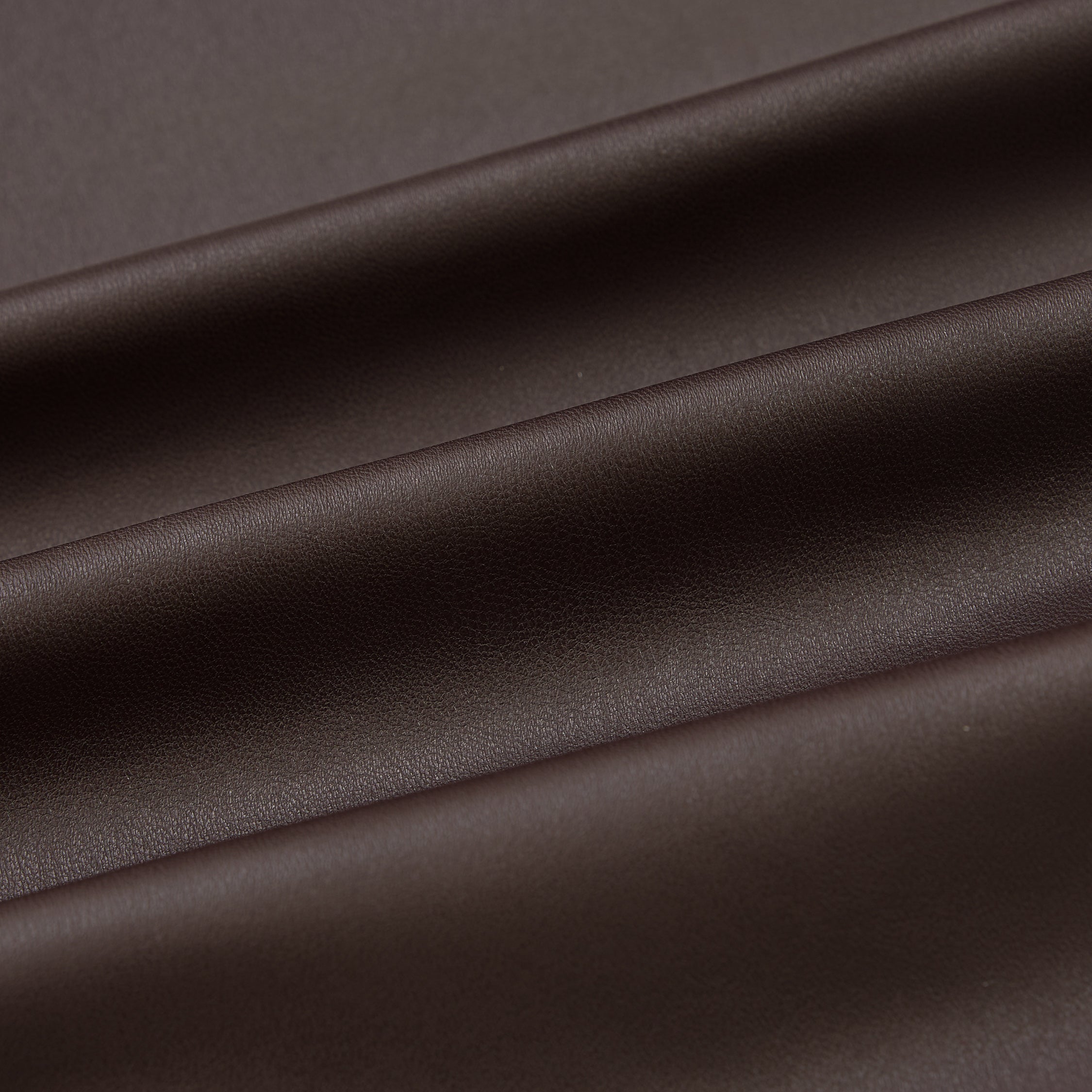 “Quiet Mastery.” 法國純素皮革織嵌花繡蕾絲鉛筆裙—Iris on Skin 鳶尾之吻