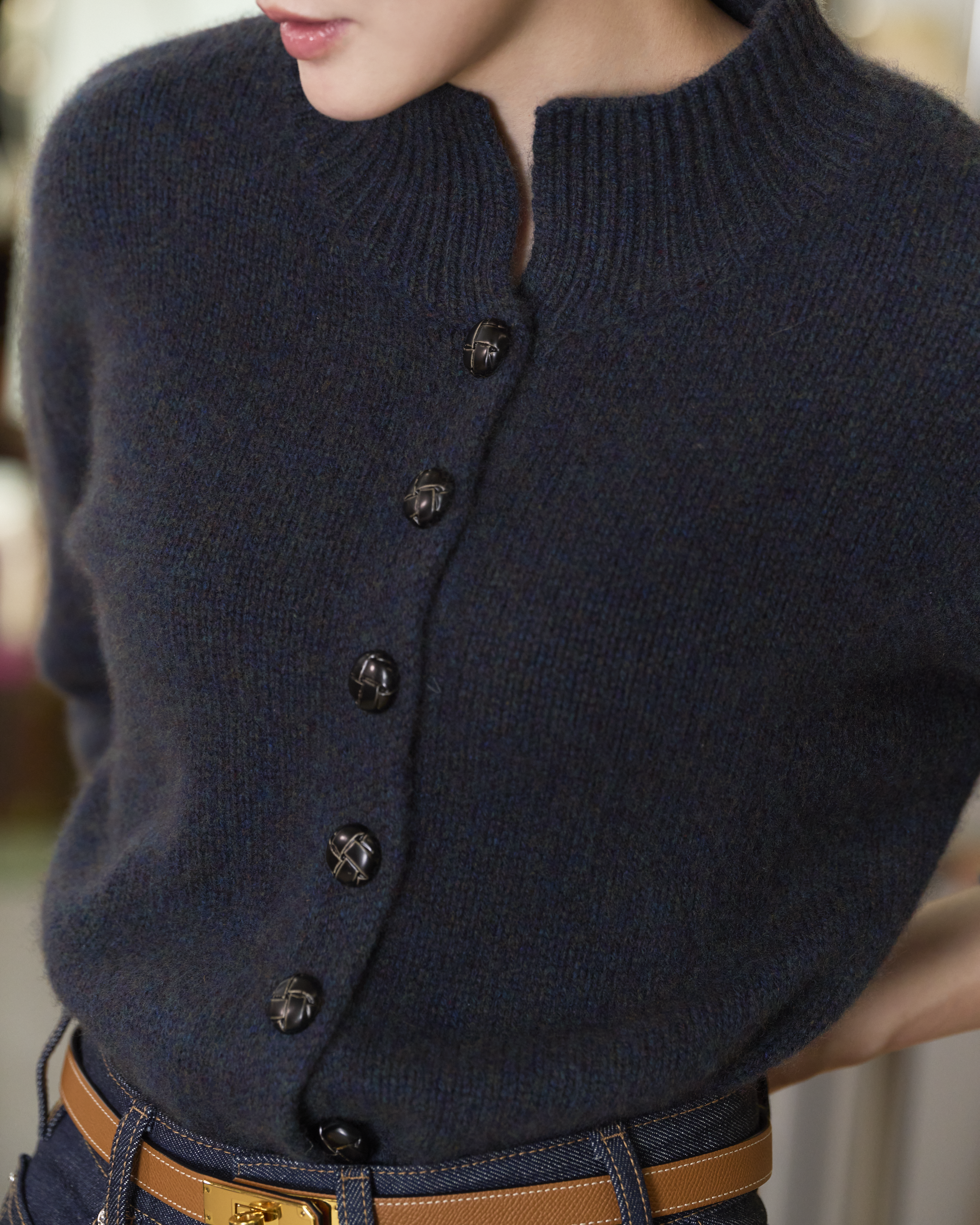 “柔軟偏愛 A Soft Spot • 暖丹寧 Warm Denim” 義大利頂級紗線 100% Cashmere 絨柔細針針織外套