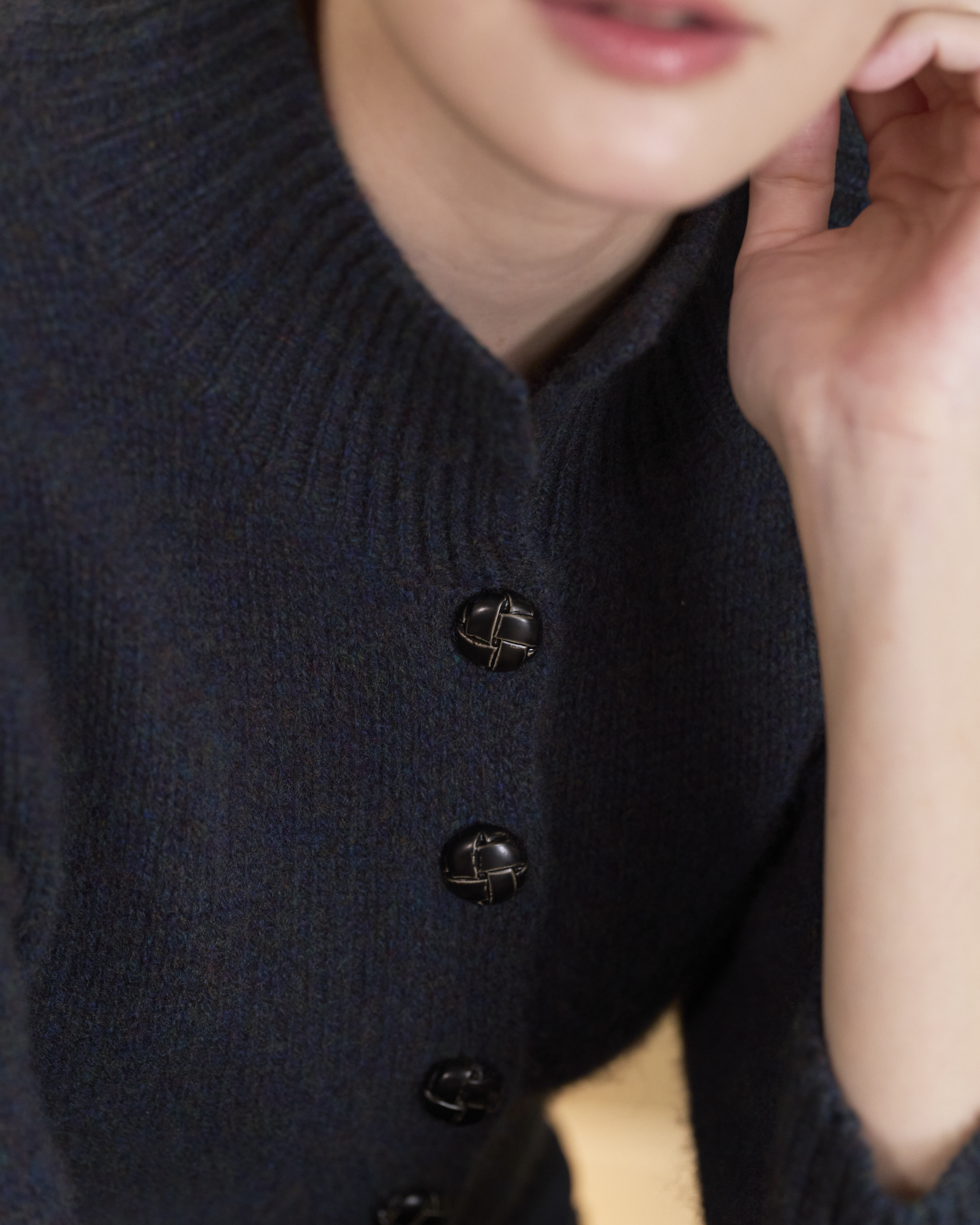 “柔軟偏愛 A Soft Spot • 暖丹寧 Warm Denim” 義大利頂級紗線 100% Cashmere 絨柔細針針織外套