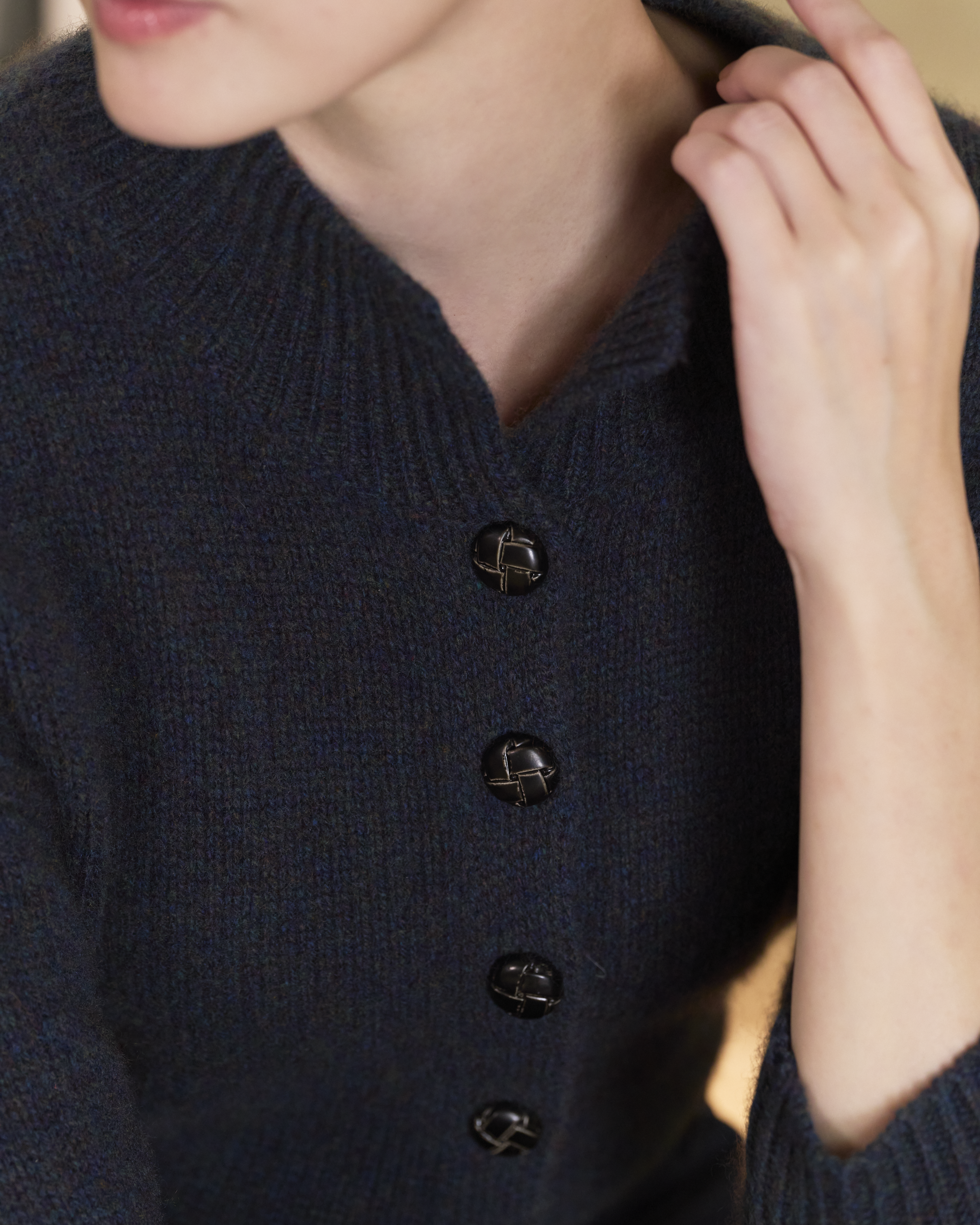 “柔軟偏愛 A Soft Spot • 暖丹寧 Warm Denim” 義大利頂級紗線 100% Cashmere 絨柔細針針織外套