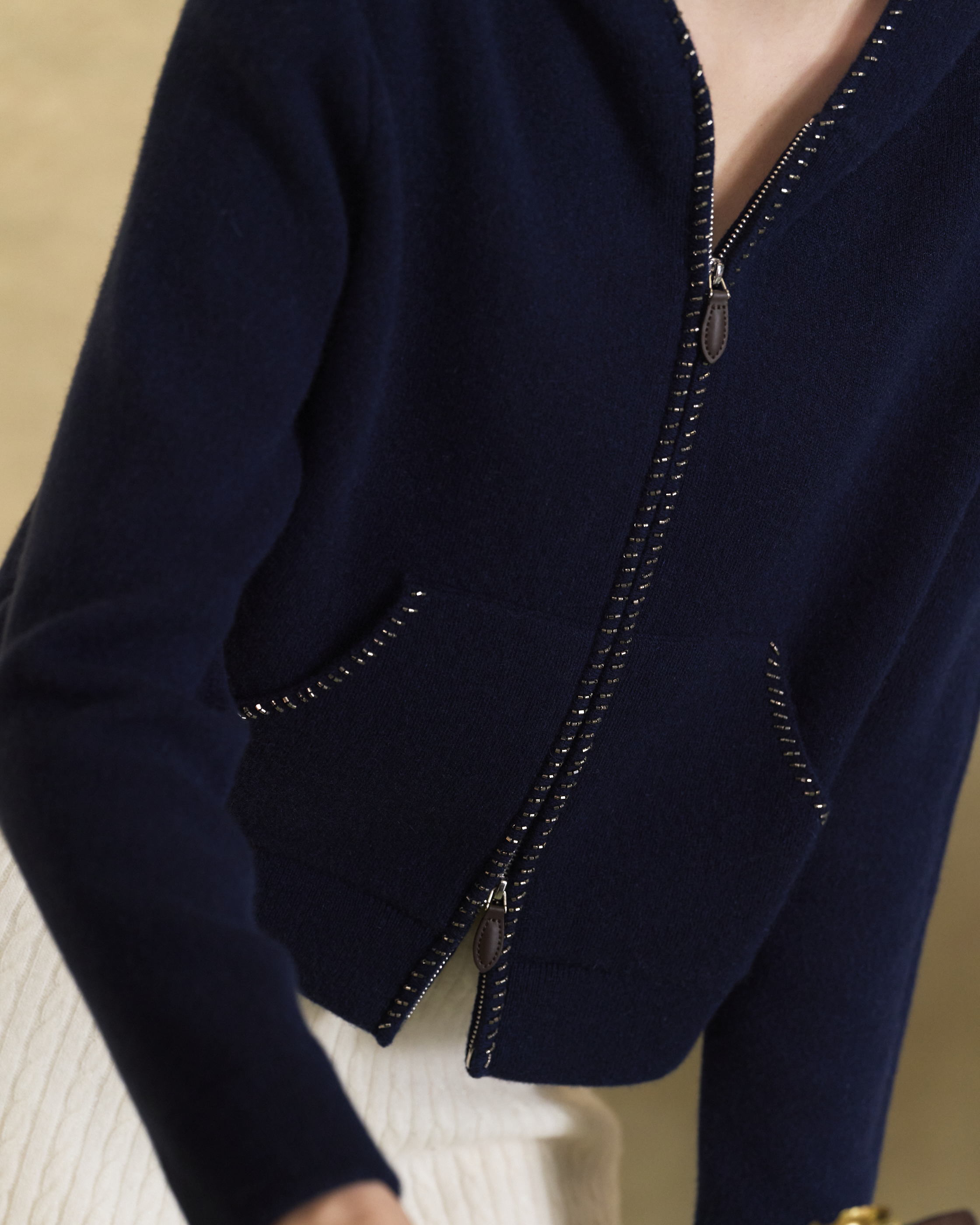 “盛裝慢行 Elegance Unhurried • 午夜藍 Midnight Blue” 100% Cashmere 手工珠繡連帽針織外套 3