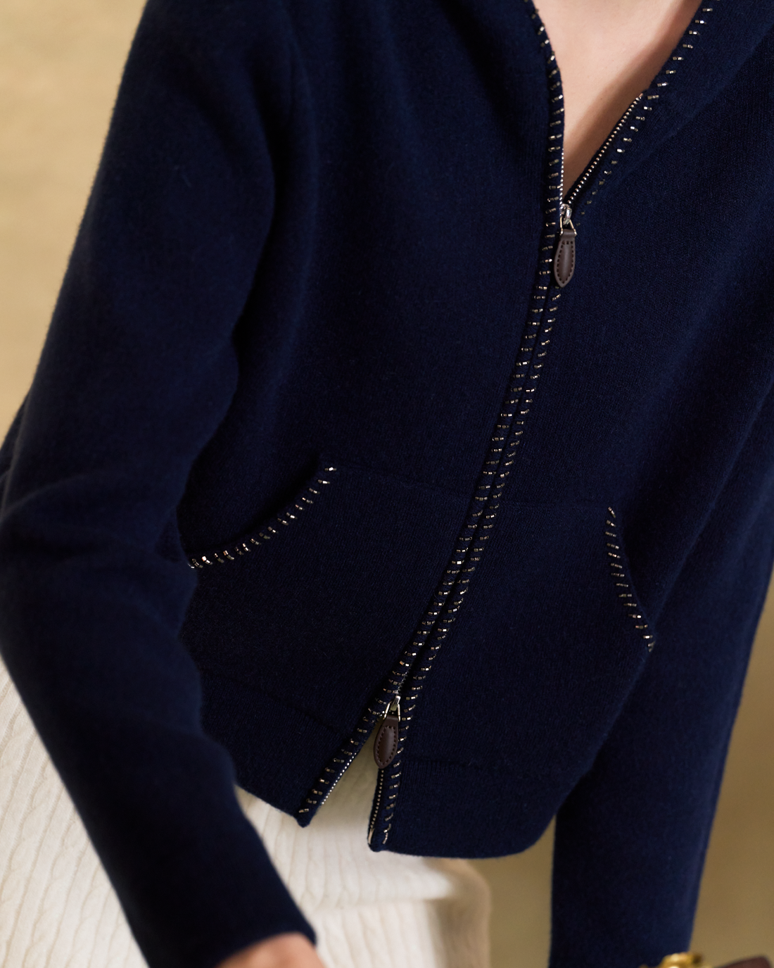 “盛裝慢行 Elegance Unhurried • 午夜藍 Midnight Blue” 100% Cashmere 手工珠繡連帽針織外套 3