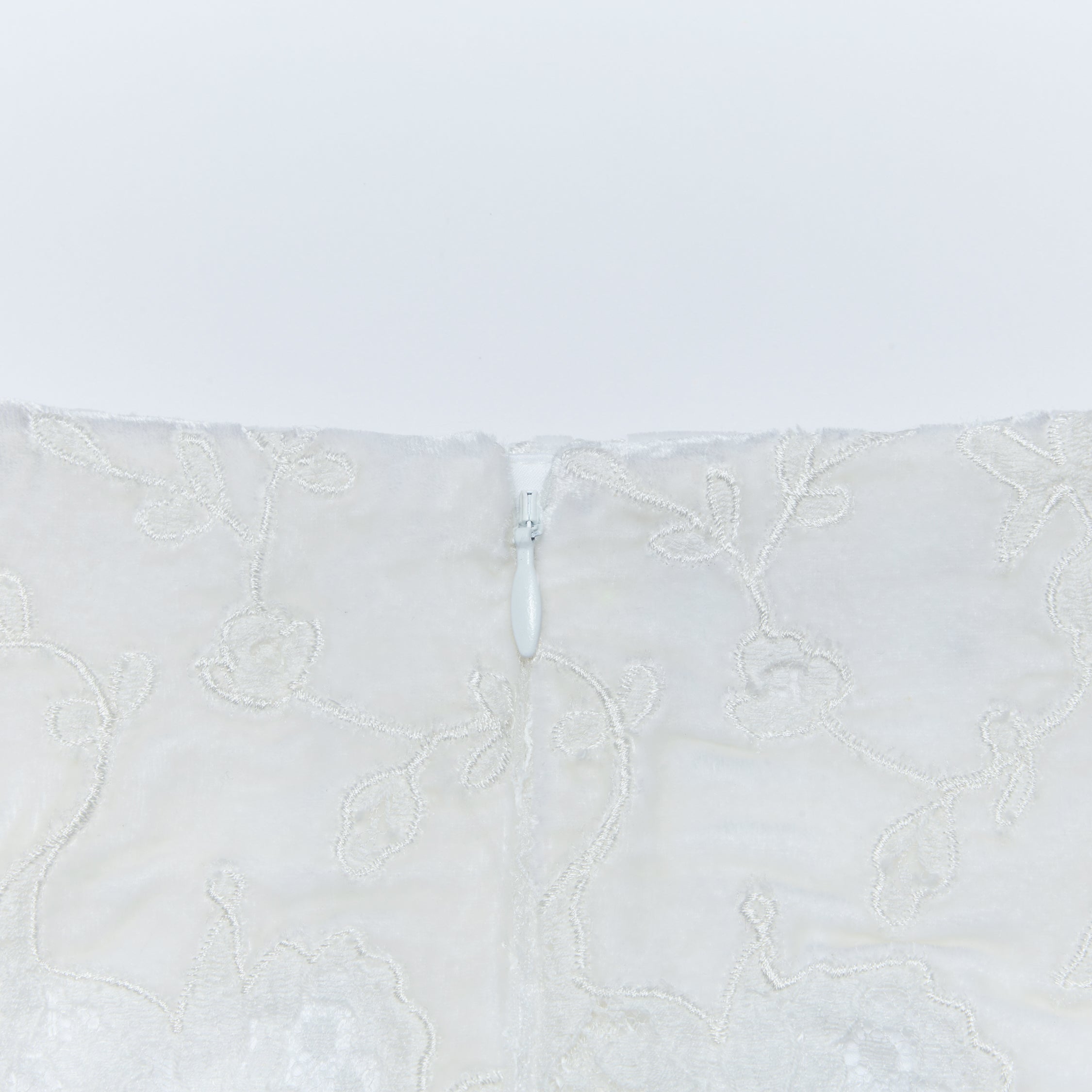 “Quiet Mastery”法國高級訂製藤花蕾絲鉛筆裙—Notting Mist 諾丁晨霧