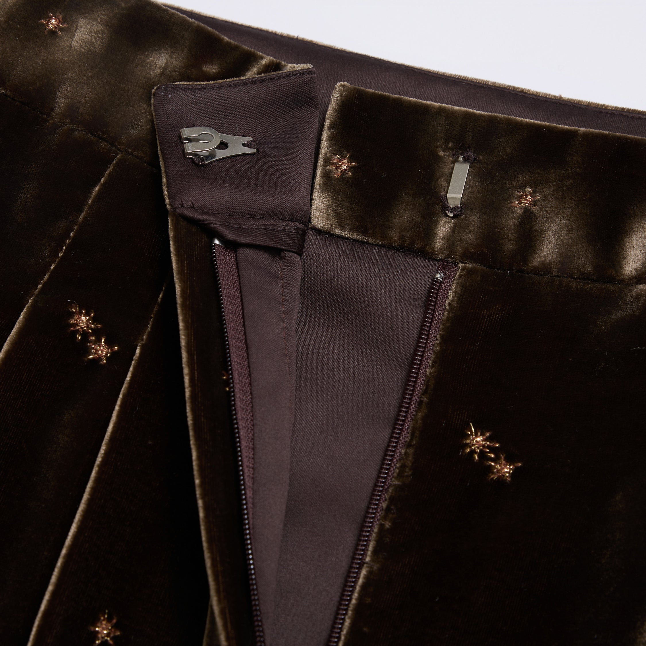 "Imperial Garden Teatime"法國細針嵌點刺繡絲絨立體剪裁長褲—Silent Gleam微光成詩