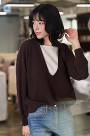 “閒讀時光 A Moment to Read • 深棕 Dark Brown” 100% Cashmere 小翻領層次拼接落肩針織上衣