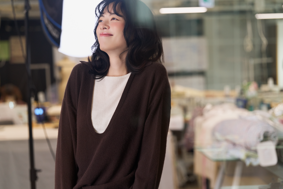 “閒讀時光 A Moment to Read • 深棕 Dark Brown” 100% Cashmere 小翻領層次拼接落肩針織上衣