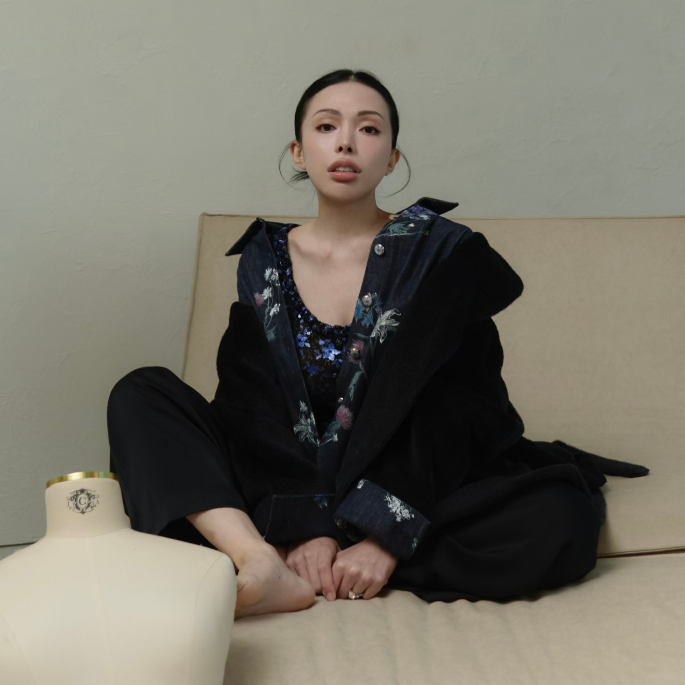 “Quiet Mastery.”法國頂級虹彩鍍光浮雕織花蕾絲馬甲背心—Blooming Allure紫夜花詠