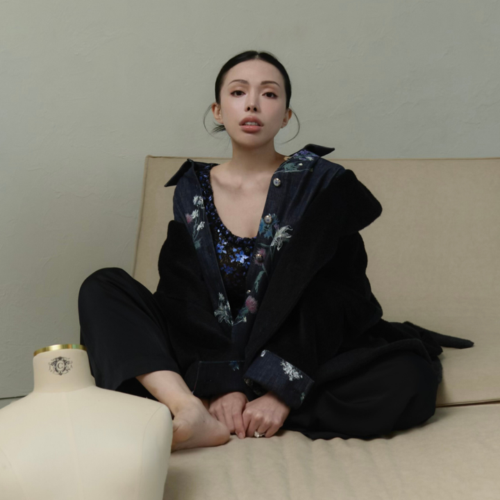 “Quiet Mastery.”法國頂級虹彩鍍光浮雕織花蕾絲馬甲背心—Blooming Allure紫夜花詠