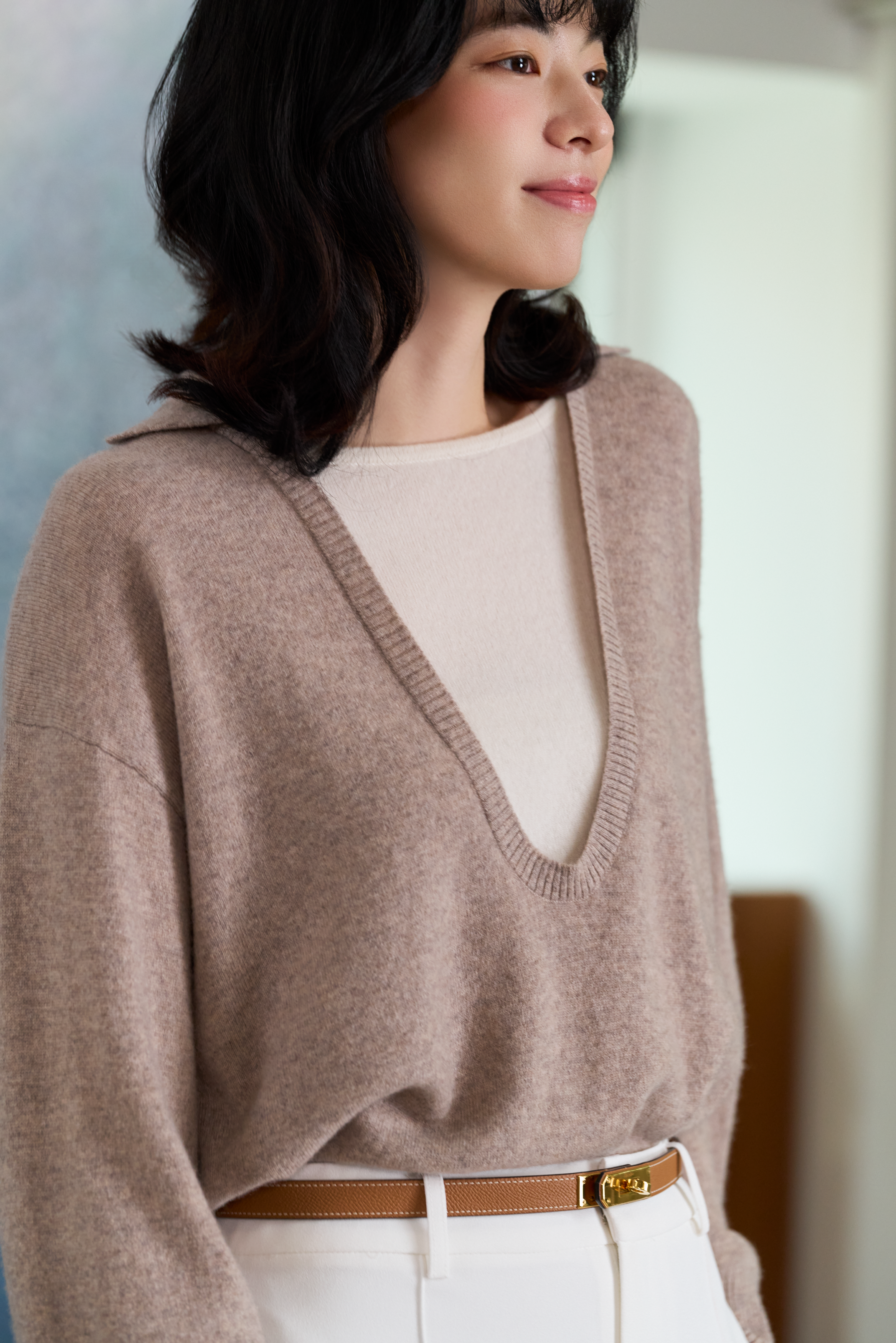 “閒讀時光 A Moment to Read • 燕麥 Oatmeal” 100% Cashmere 小翻領層次拼接落肩針織上衣
