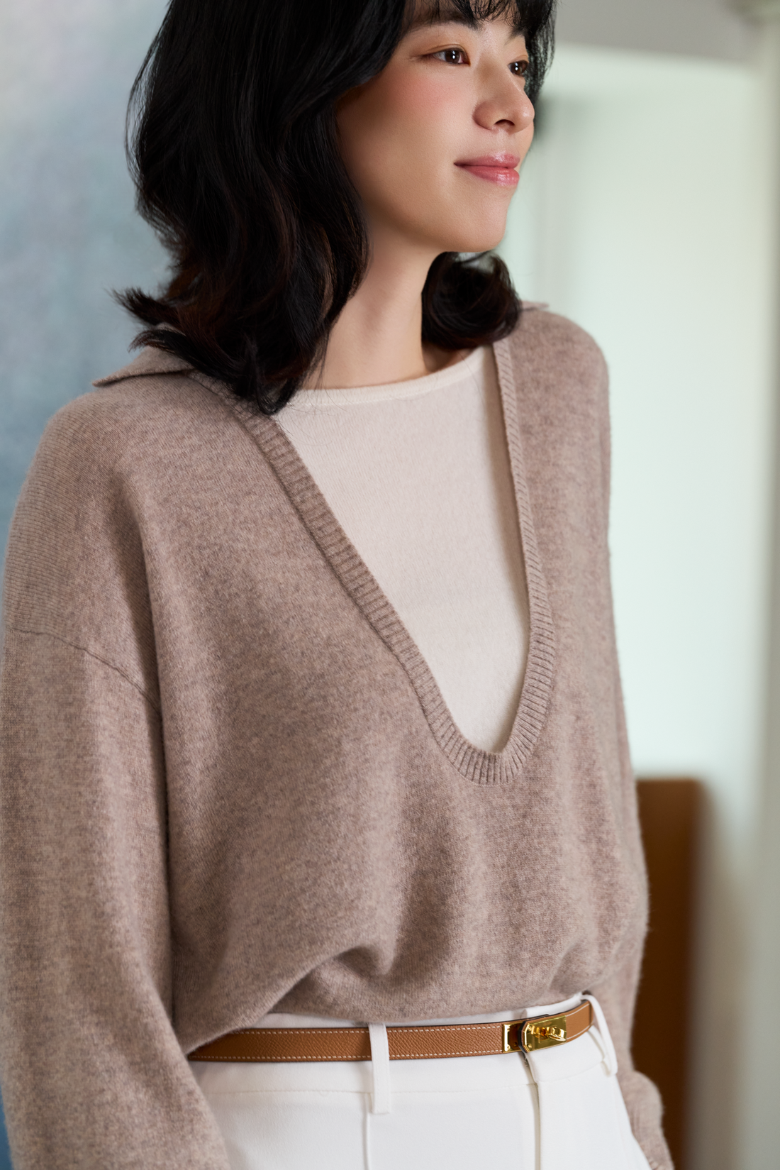 “閒讀時光 A Moment to Read • 燕麥 Oatmeal” 100% Cashmere 小翻領層次拼接落肩針織上衣