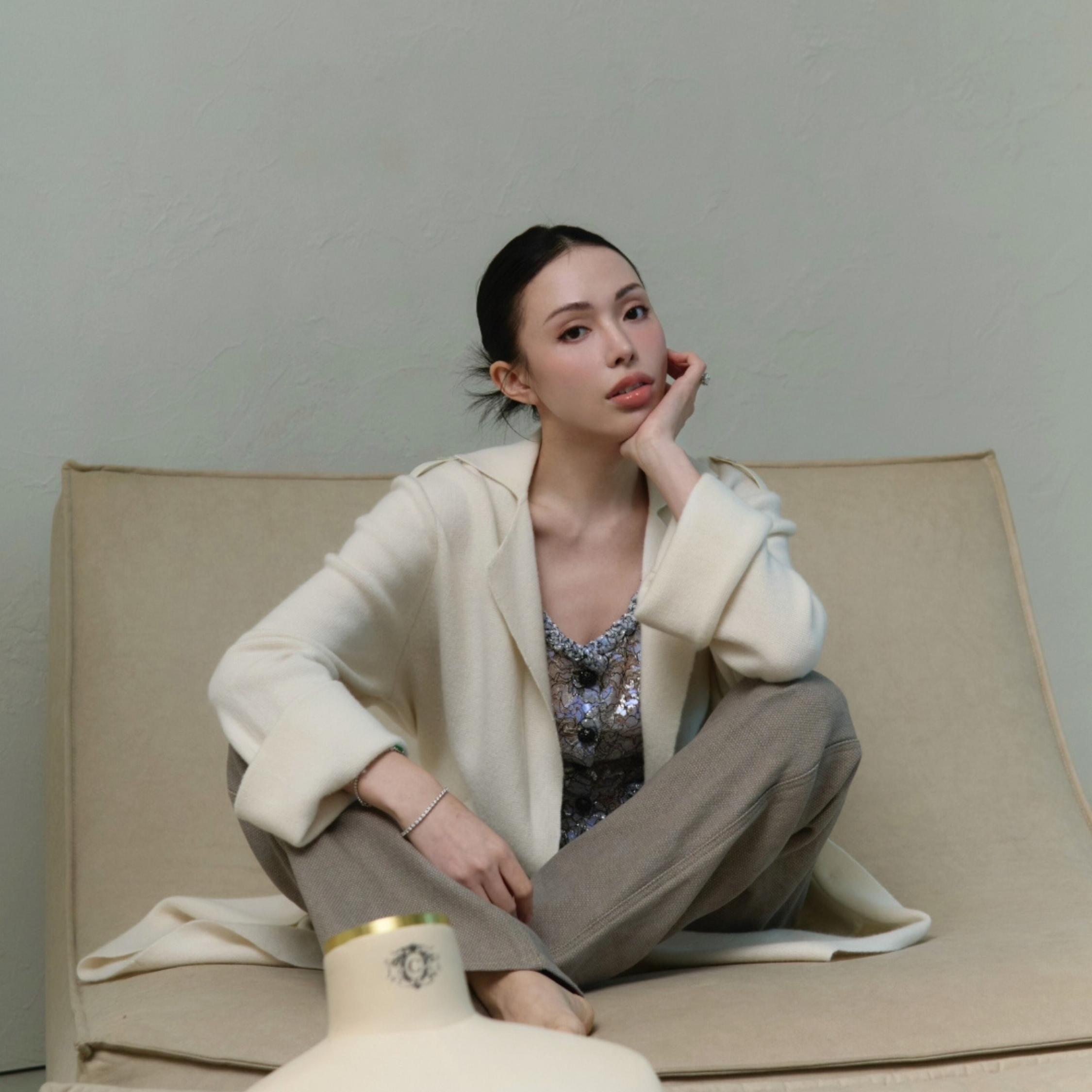 “Quiet Mastery.”法國頂級虹彩鍍光銀織描繡蕾絲馬甲背心—Dreamveil Garden夢霧花園