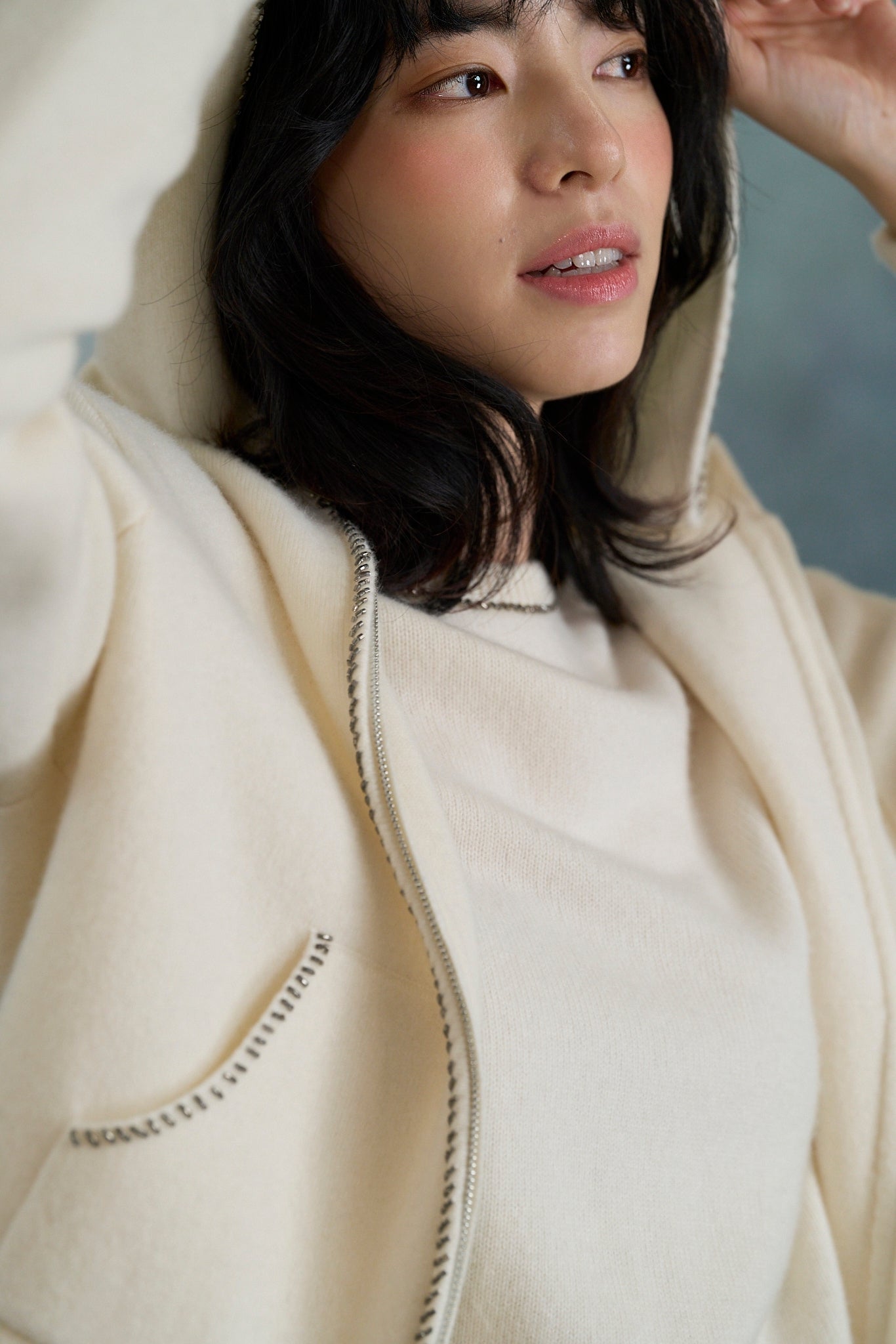 “盛裝慢行 Elegance Unhurried • 象牙白 Ivory” 100% Cashmere 手工珠繡連帽針織外套
