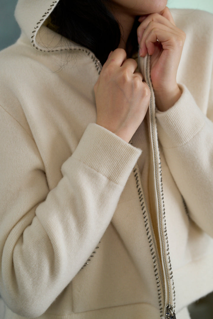 “盛裝慢行 Elegance Unhurried • 象牙白 Ivory” 100% Cashmere 手工珠繡連帽針織外套