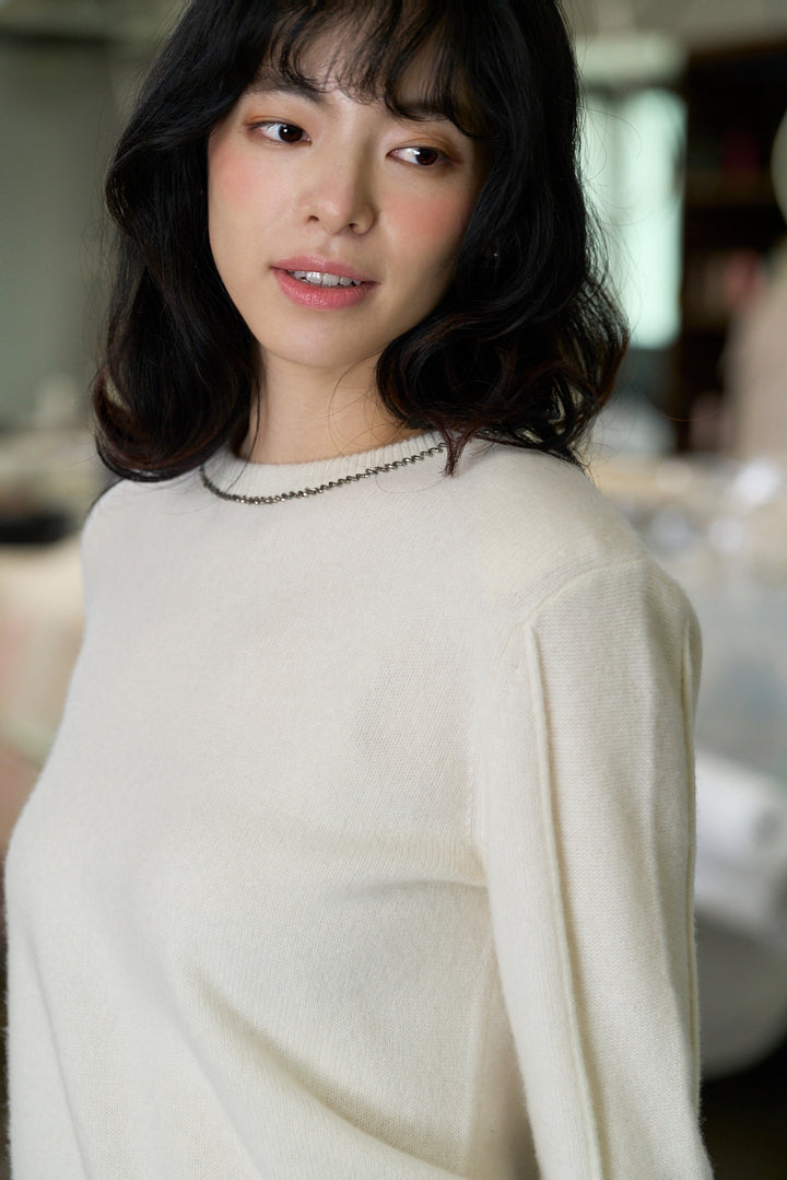 “盛裝慢行 Elegance Unhurried • 象牙白 Ivory” 100% Cashmere 手工珠繡圓領針織墊肩上衣 2