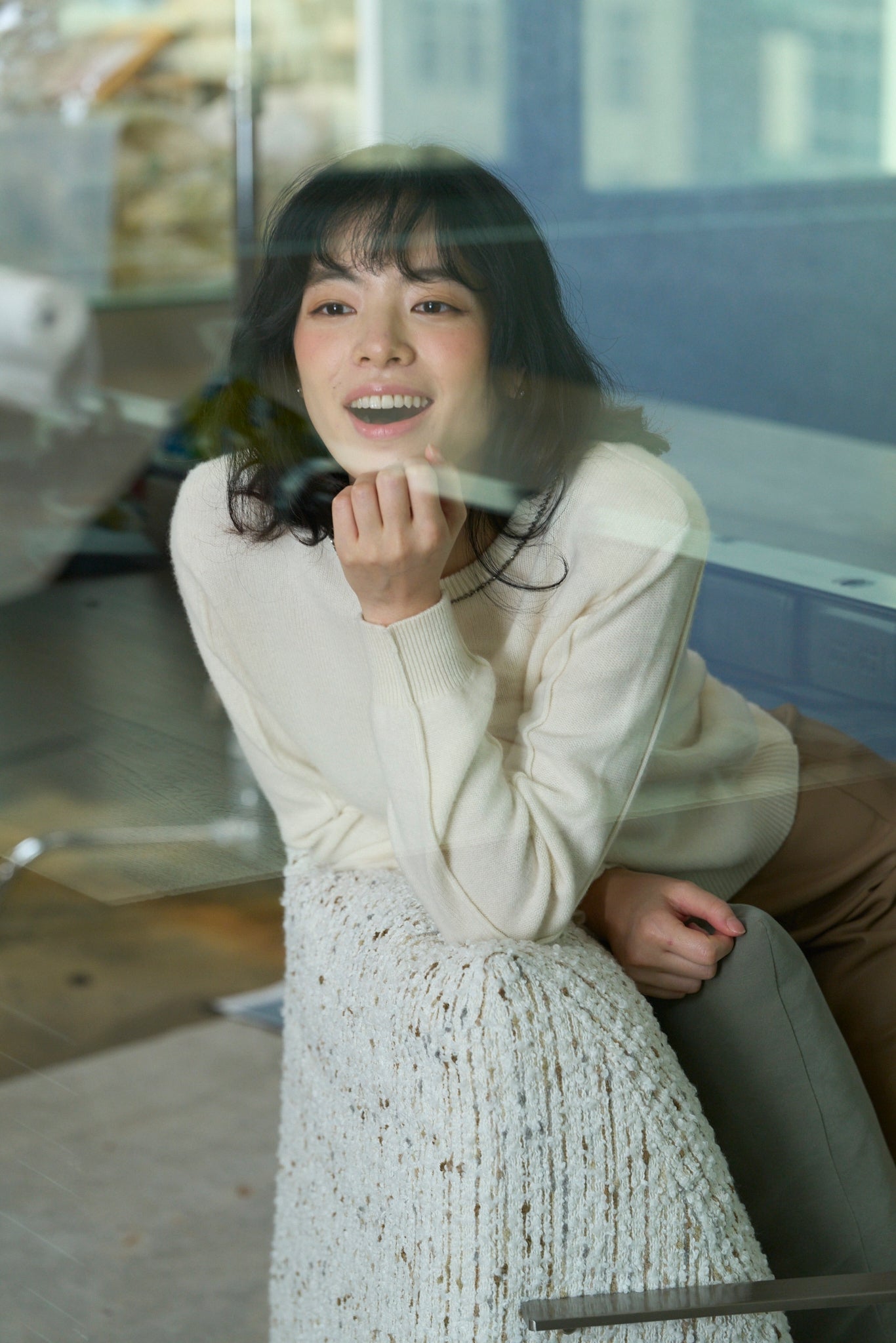 “盛裝慢行 Elegance Unhurried • 象牙白 Ivory” 100% Cashmere 手工珠繡圓領針織墊肩上衣