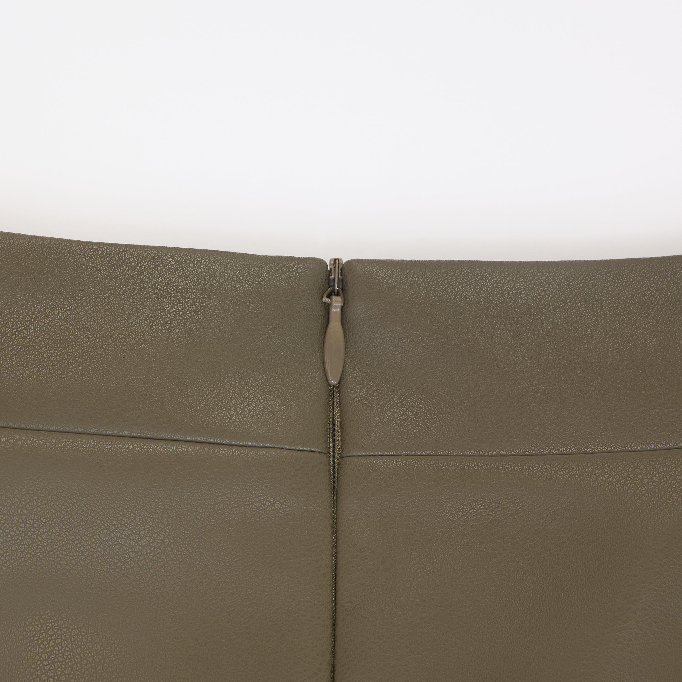 “Easy-go Chic” 純素皮精裁切皮工藝鉛筆裙—Chocolate Lab巧克香氣