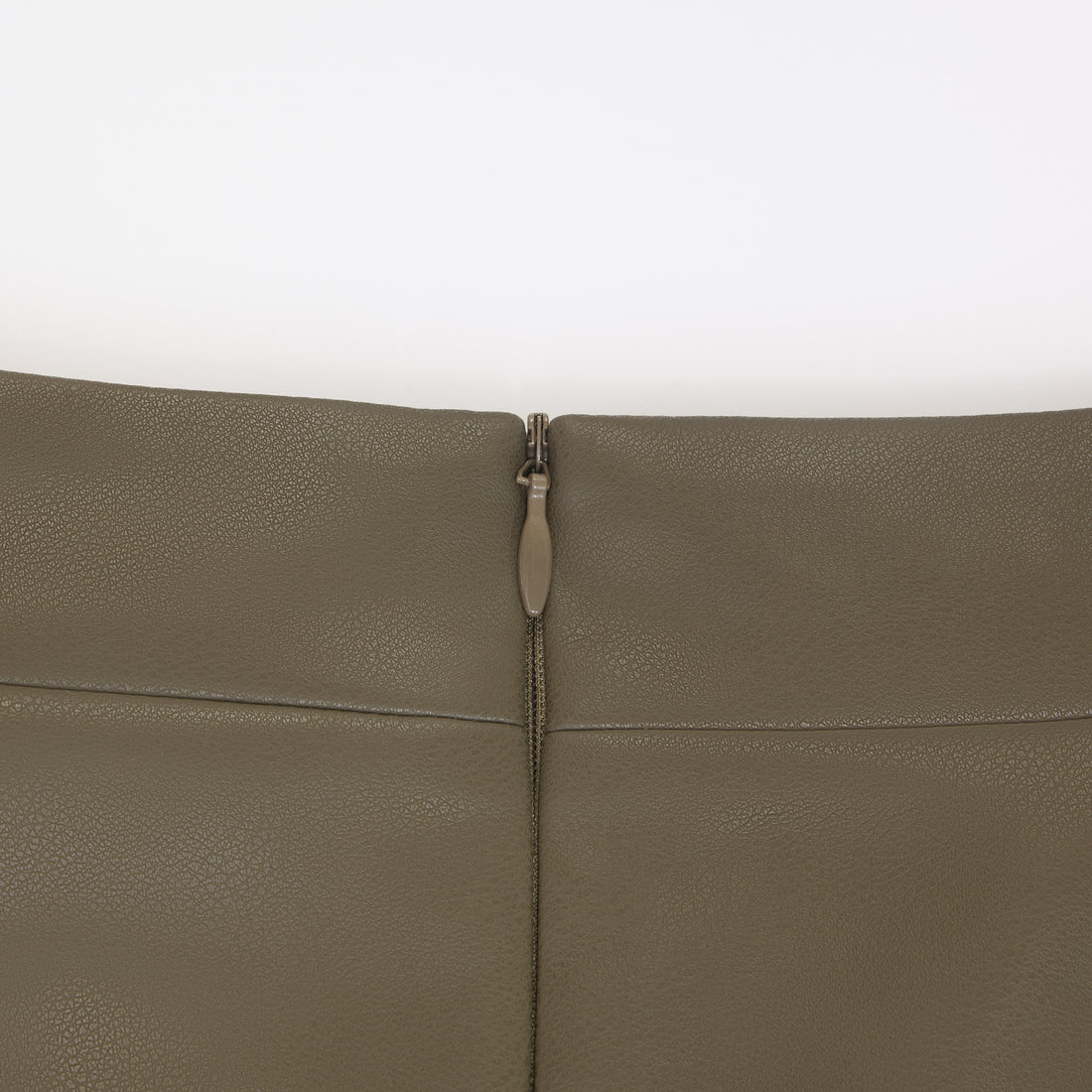 “Easy-go Chic” 純素皮精裁切皮工藝鉛筆裙—Chocolate Lab巧克香氣