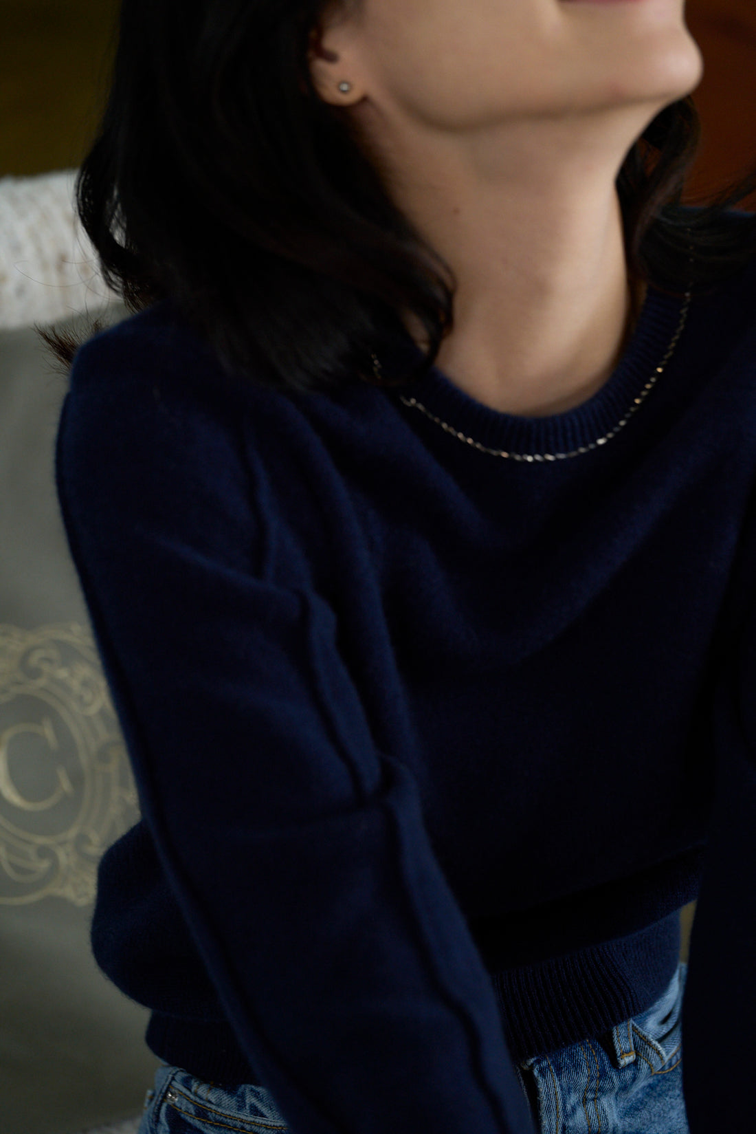 “盛裝慢行 Elegance Unhurried • 午夜藍 Midnight Blue” 100% Cashmere 手工珠繡圓領針織墊肩上衣