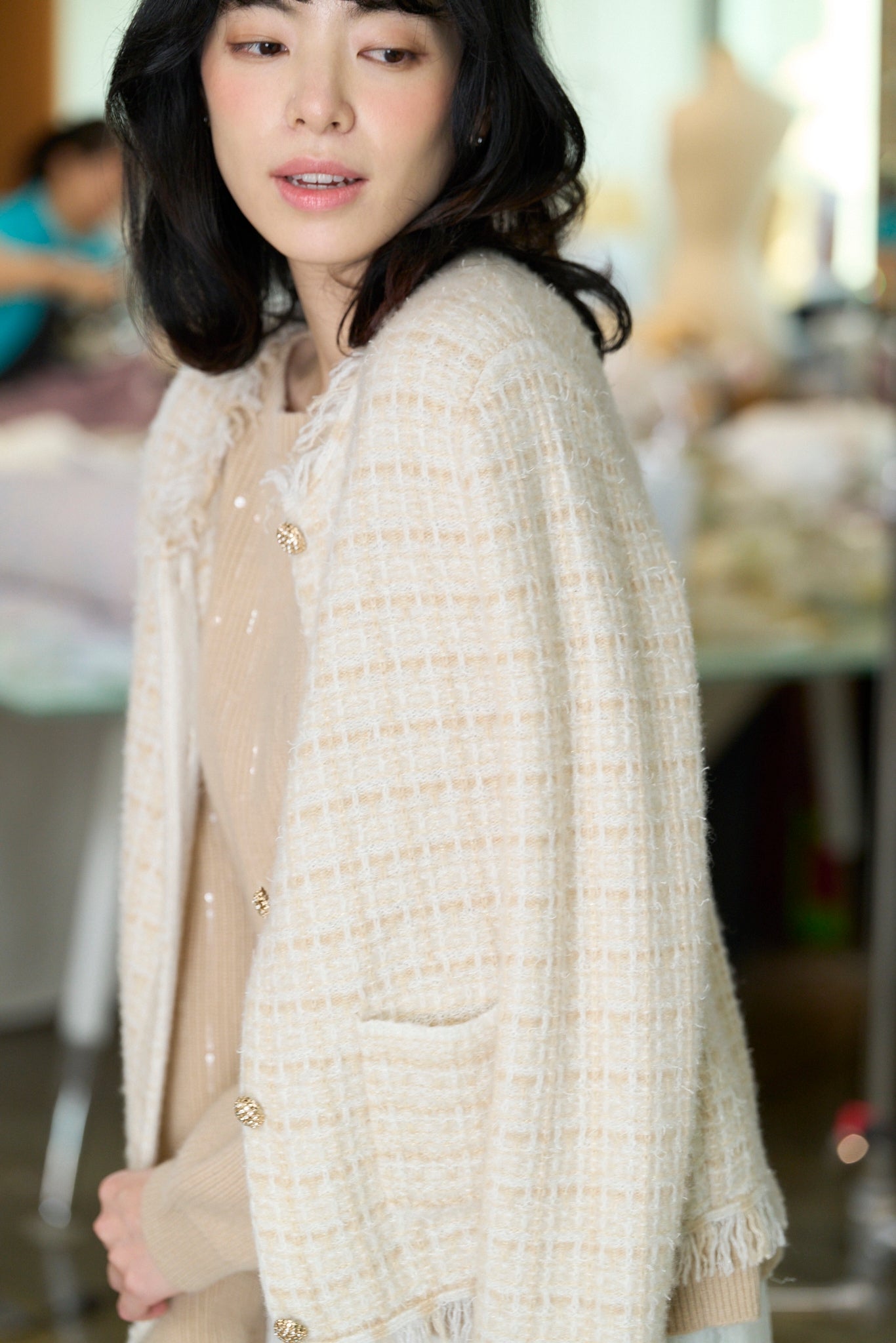 “花呢柔想 Tweed Reverie • 沙金微暈 Sable Lumière” 真絲 Cashmere 格織肌理流蘇針織外套