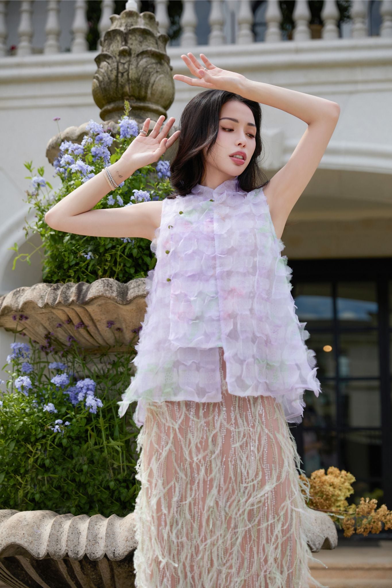 “Welcome to my party.” 珠繡羽毛工藝鉛筆裙