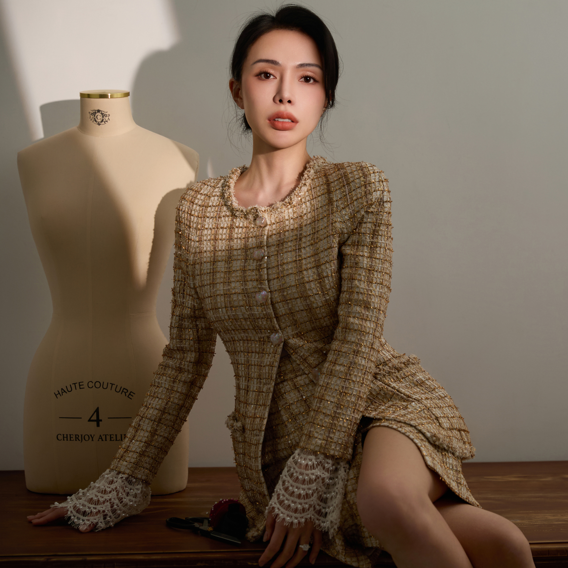 "Sloane Ave." 法國頂級縷金工藝蕾絲拚袖修身花呢外套—Versailles Chanson凡爾賽香頌