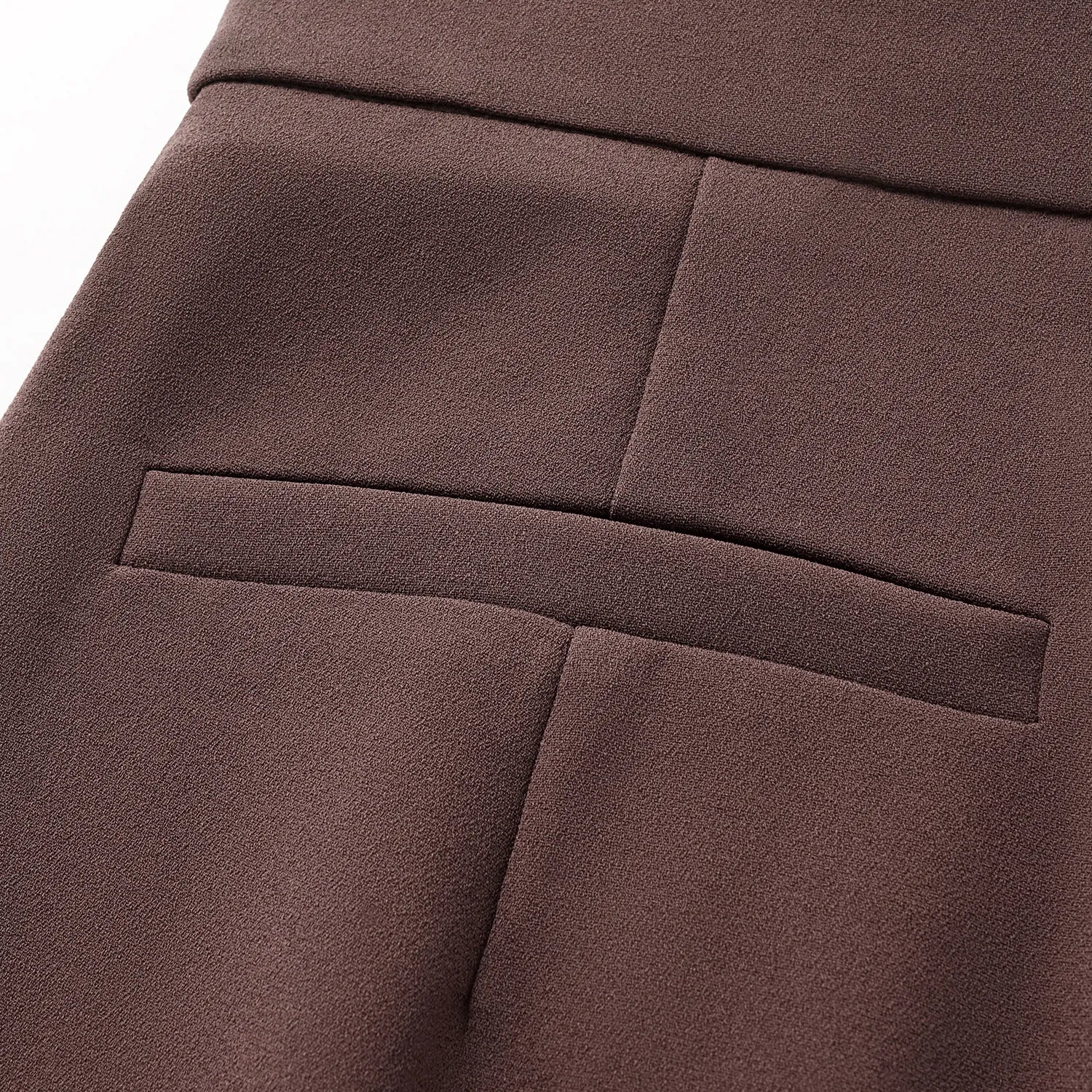 ”The Atelier.” 抗皺肌理醋酸高級訂製軟馬甲工藝高腰九分褲—麂皮棕