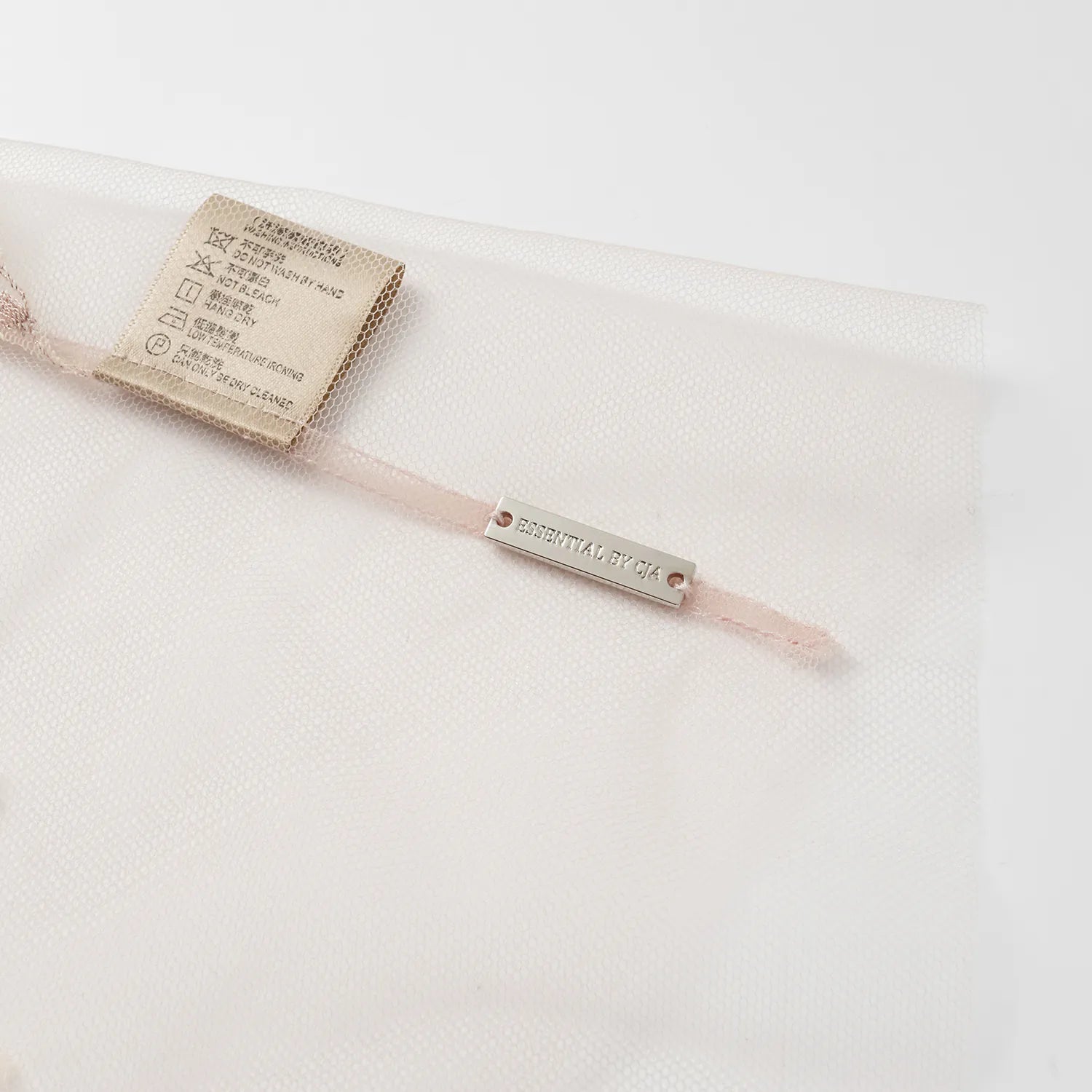 “Quiet Mastery”  法國頂級手工畫藝蕾絲上衣—Blush & Bloom