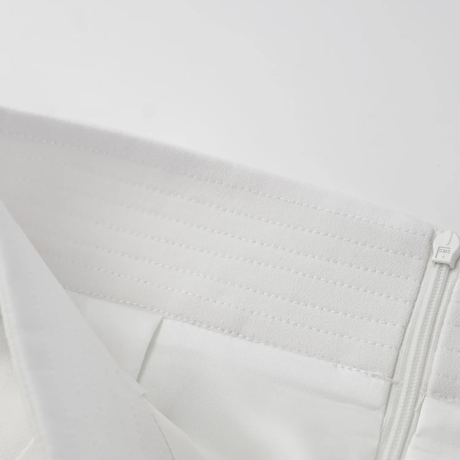 ”The Atelier.” 抗皺肌理醋酸高級訂製軟馬甲工藝高腰九分褲—白