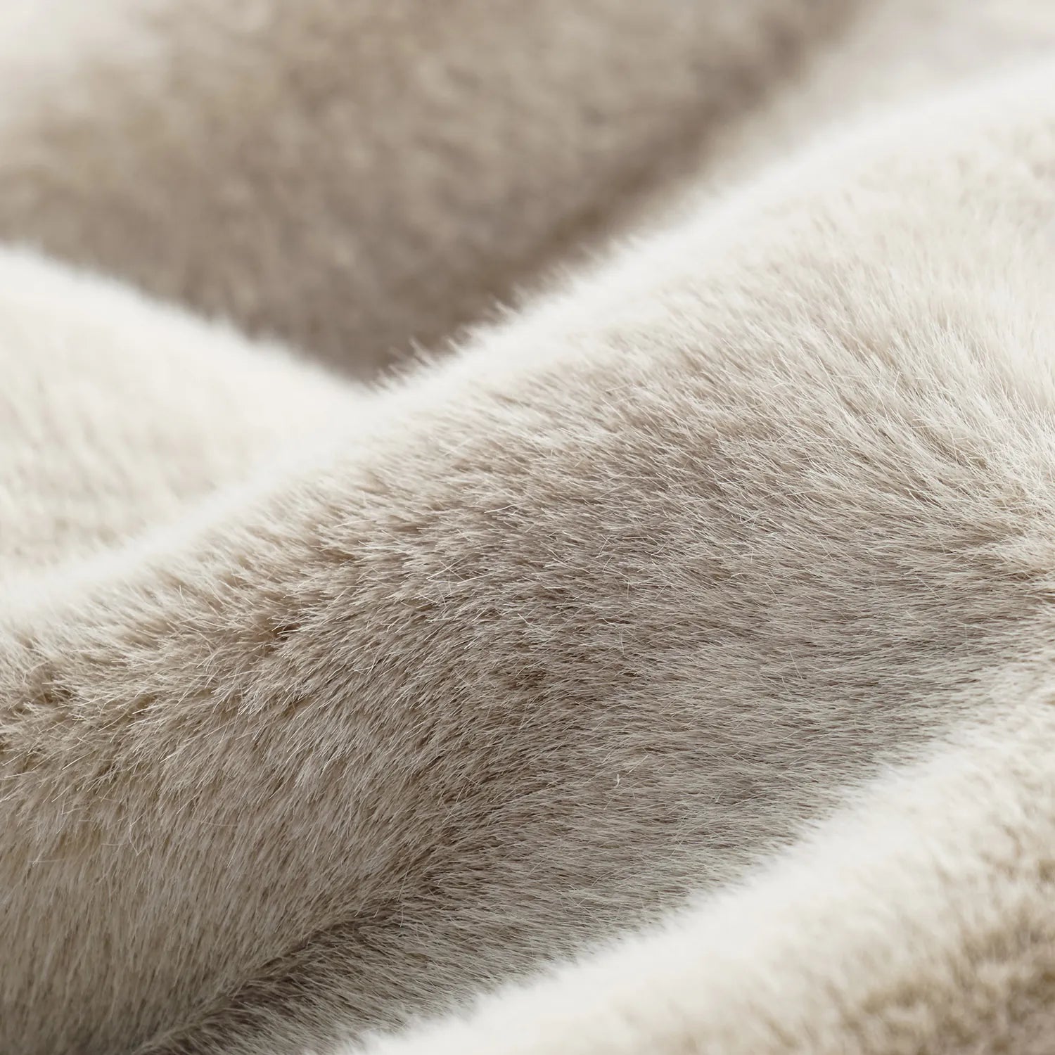 “Winter Diary” 科技皮草國風馬甲外套—銀藍灰