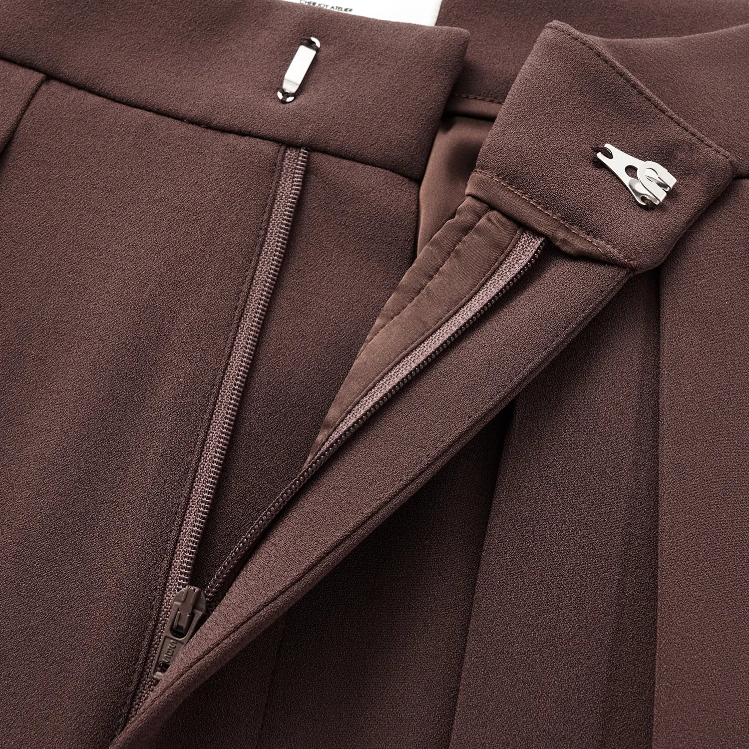 “Speak Sleek.” 抗皺肌理醋酸特殊剪裁闊腿長褲—麂皮棕